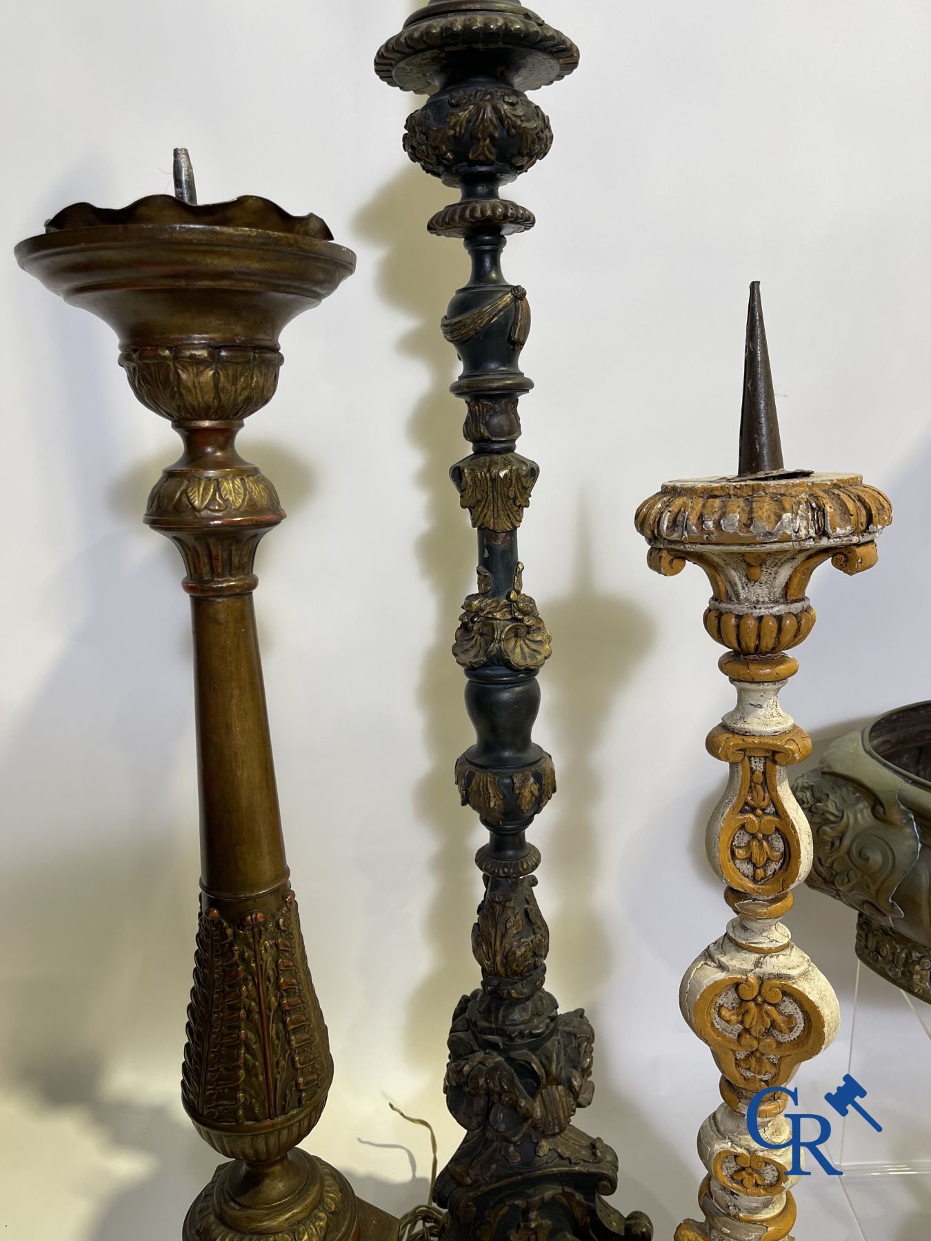 Lot of religious objects in wood and copper. 18th - 19th century. 4 candlesticks, a copper jardinier - Image 10 of 16