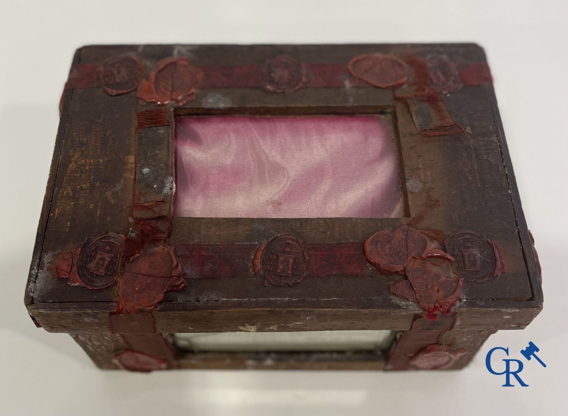 An antique wooden reliquary sealed with wax seals. Early 19th century. - Bild 13 aus 15