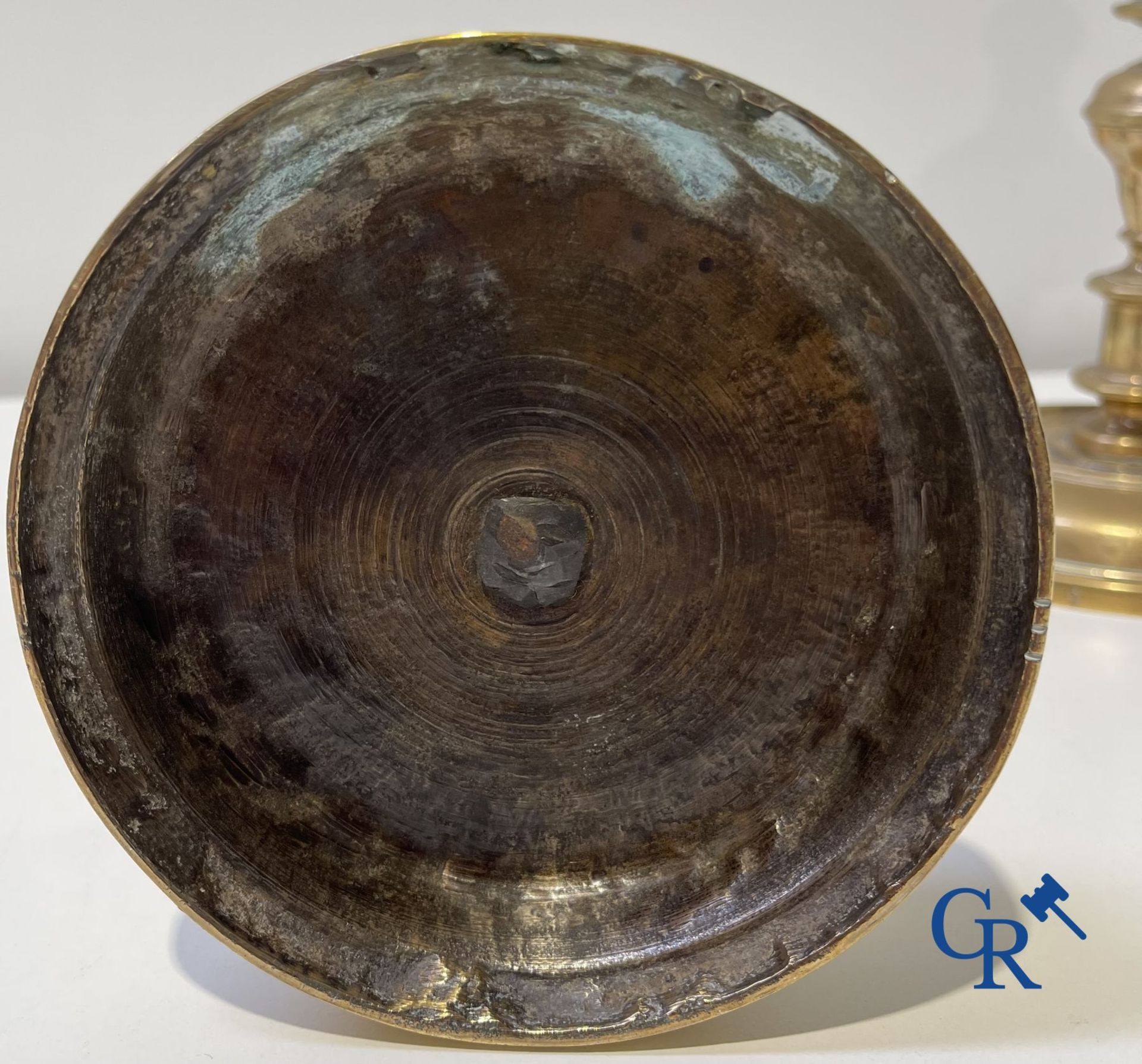A lot of 2 large baptismal dishes, a portrait dish, 2 candlesticks and a holy water bucket. 16th-17t - Bild 14 aus 21