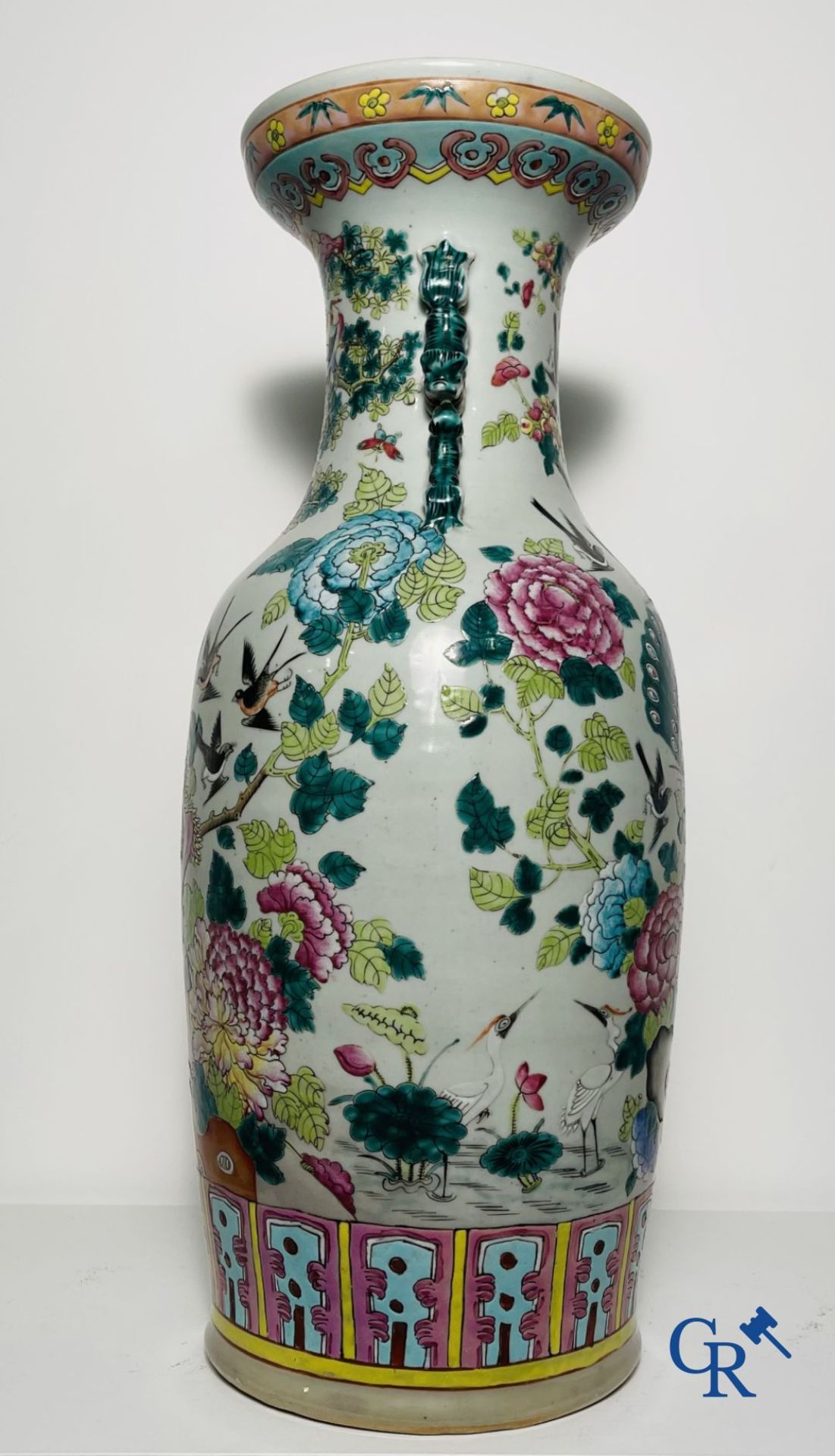 Asian Art: Vase in Chinese famille rose porcelain with decor of birds and peonies. 19th century. - Bild 6 aus 12