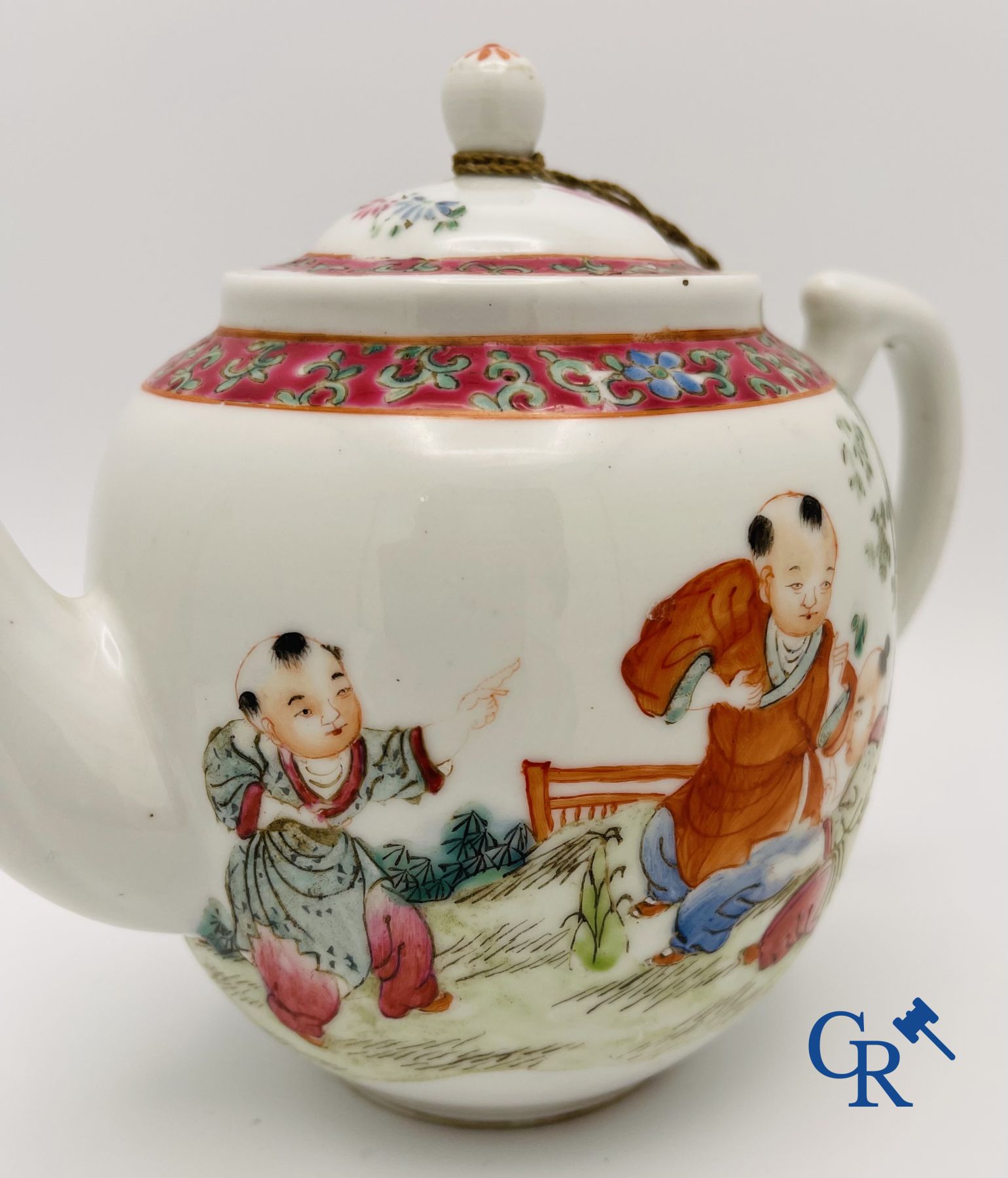 Asian Art: Chinese teapot in famille rose porcelain with a decor of  playing children. - Image 4 of 8