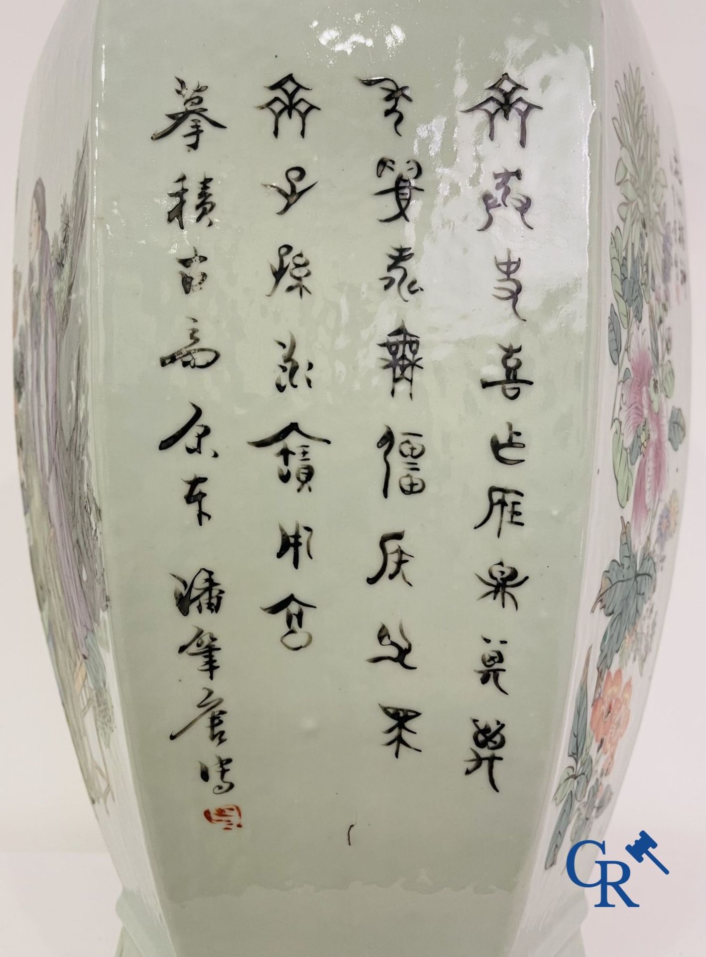Asian Art: Chinese porcelain. A hexagonal Chinese Famille rose vase with sages and scholars. 19/20th - Image 15 of 22