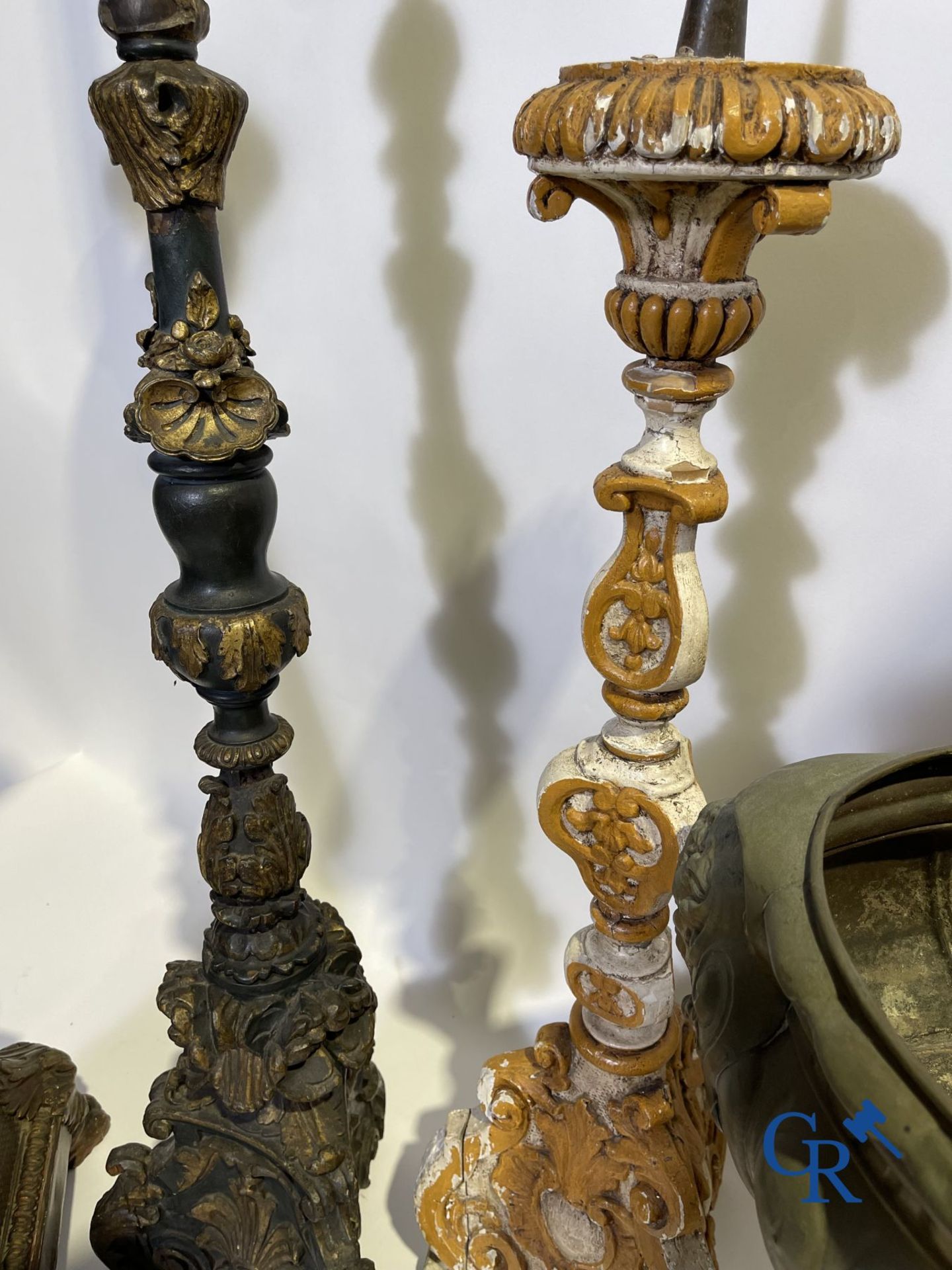 Lot of religious objects in wood and copper. 18th - 19th century. 4 candlesticks, a copper jardinier - Bild 4 aus 16