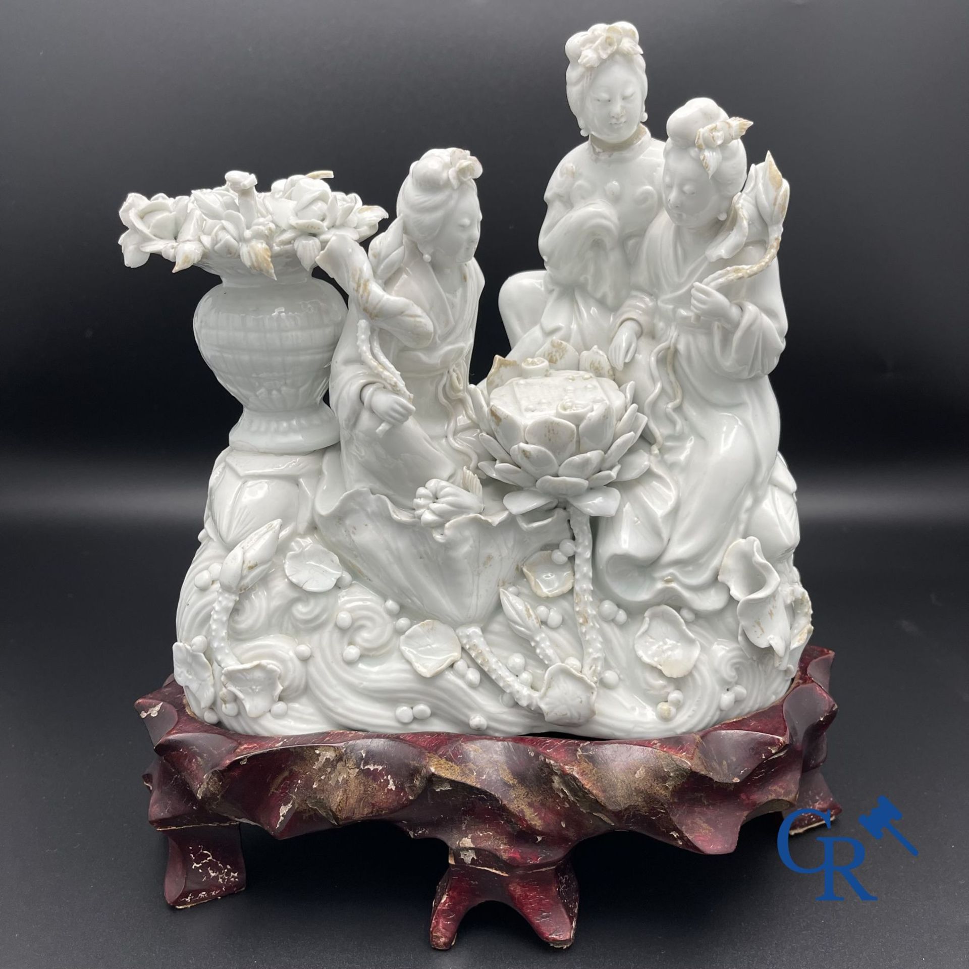 Chinese porcelain: A Buddhist lion and a group in blanc de Chine. - Bild 8 aus 28