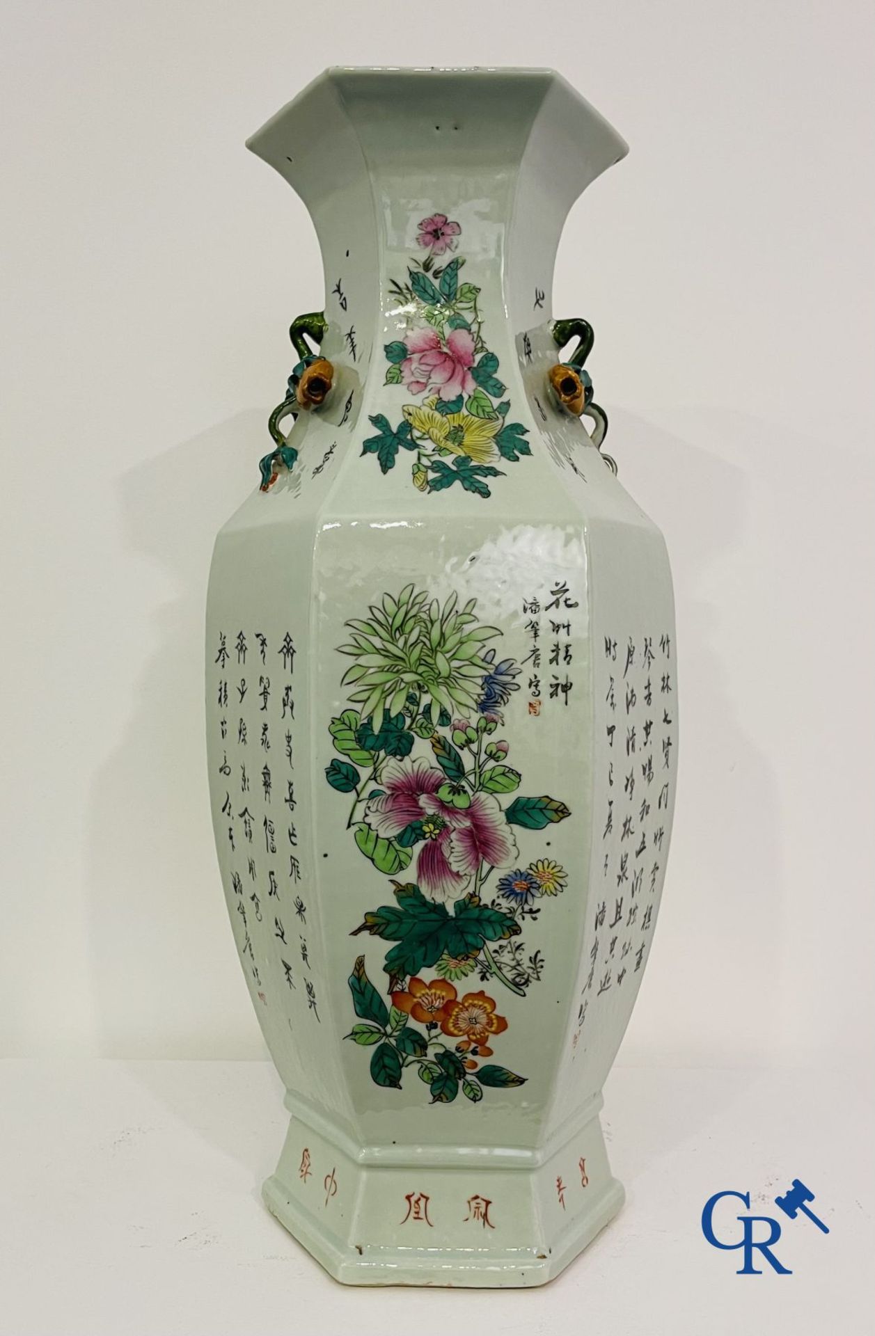 Asian Art: Chinese porcelain. A hexagonal Chinese Famille rose vase with sages and scholars. 19/20th - Image 10 of 22
