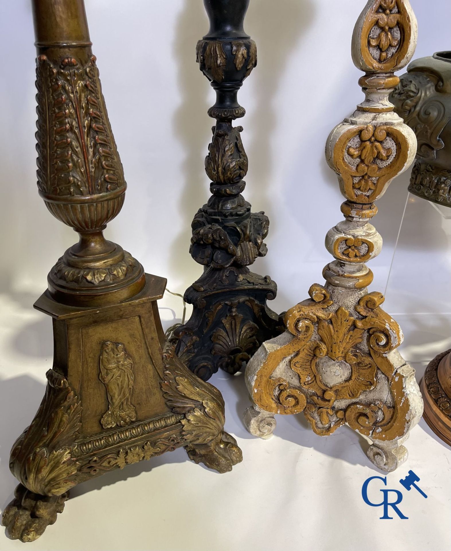 Lot of religious objects in wood and copper. 18th - 19th century. 4 candlesticks, a copper jardinier - Image 9 of 16