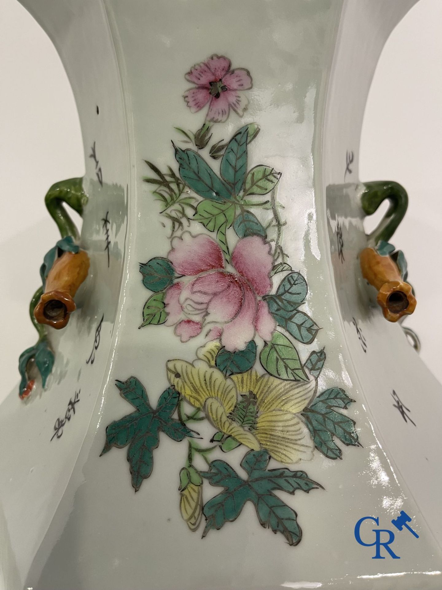 Asian Art: Chinese porcelain. A hexagonal Chinese Famille rose vase with sages and scholars. 19/20th - Image 12 of 22