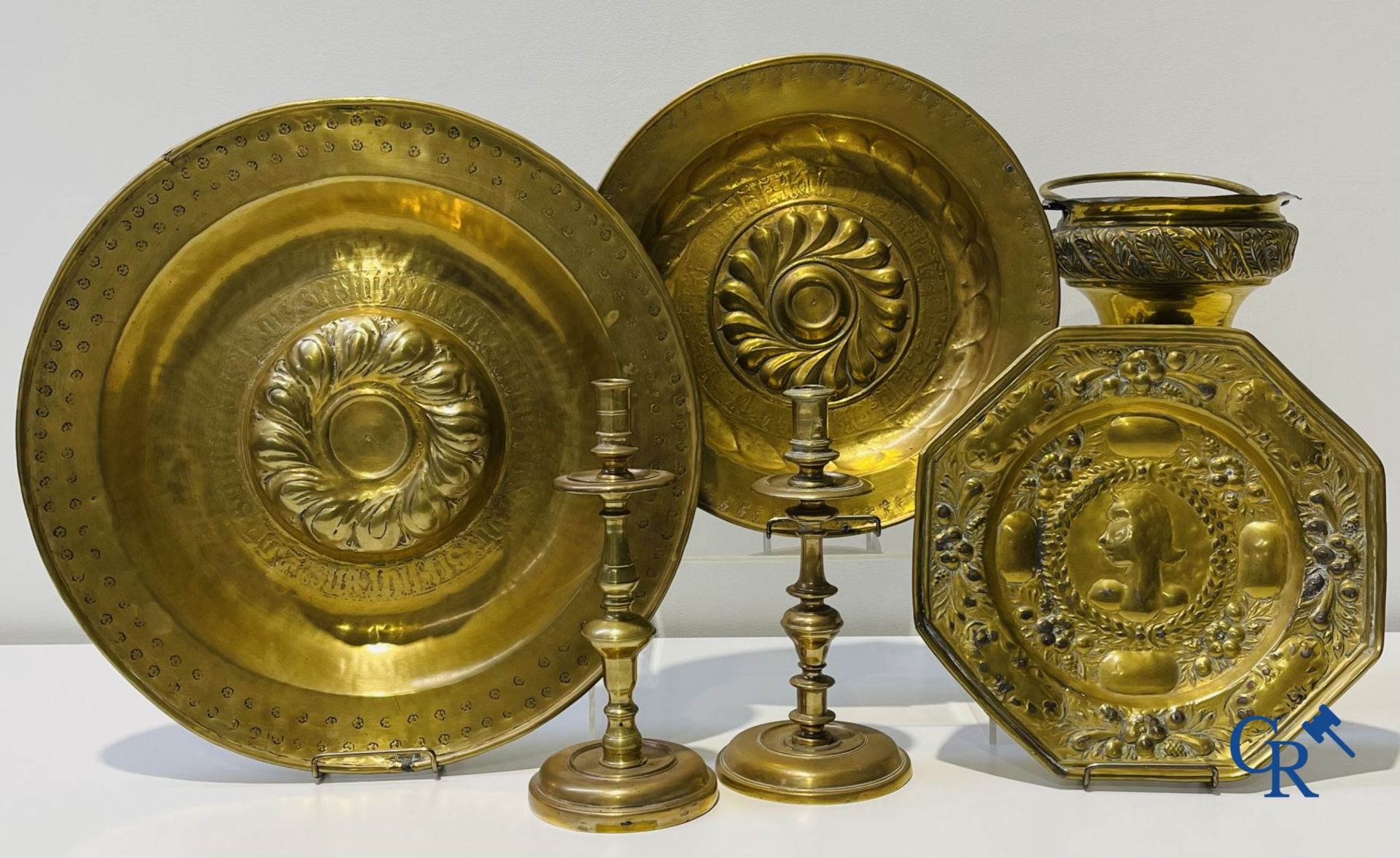 A lot of 2 large baptismal dishes, a portrait dish, 2 candlesticks and a holy water bucket. 16th-17t - Bild 2 aus 21
