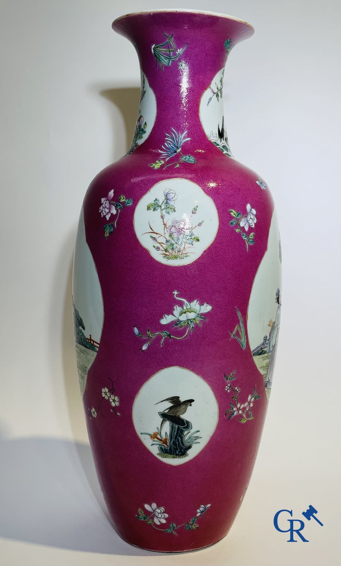 Chinese porcelain: A fine famille rose vase decorated on a red ruby background in sgraffito techniqu - Image 5 of 23