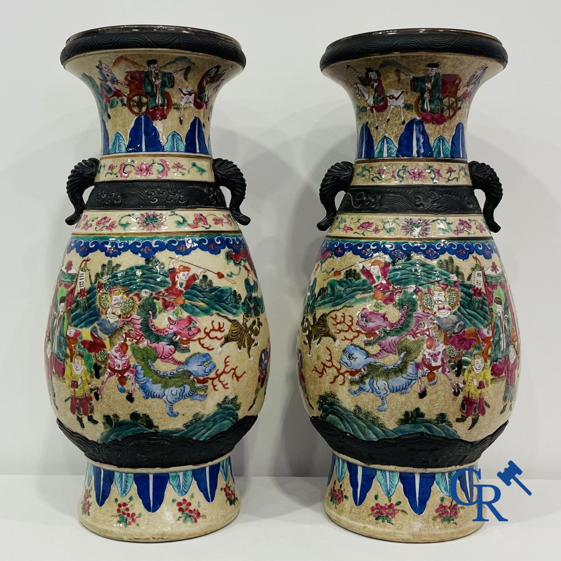 Asian Art: A pair of Chinese Nanking vases with famille rose decor. - Image 2 of 23