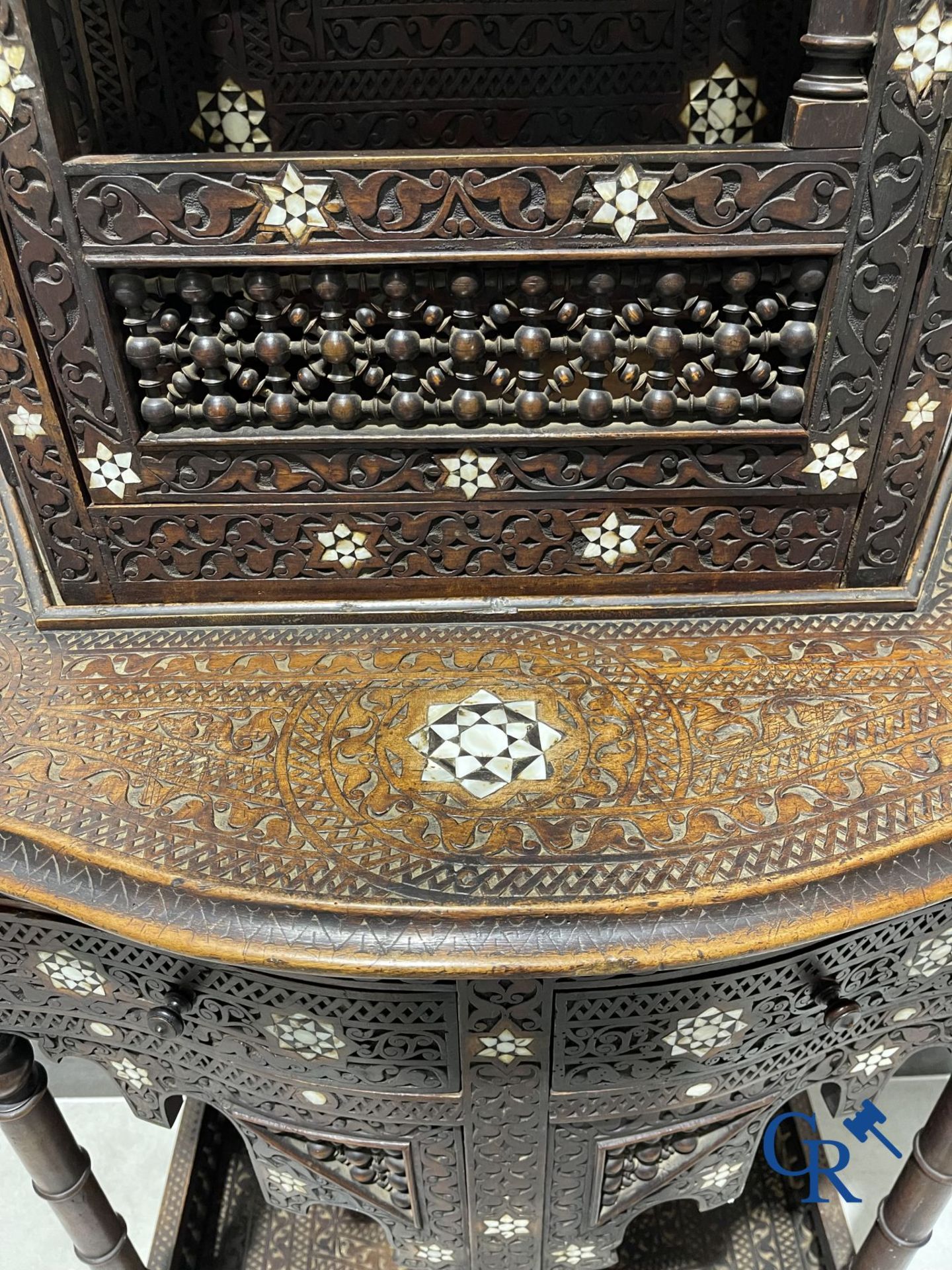 Sculpted furniture with inlays of ebony and mother-of-pearl. Syria, early 19th century. - Bild 13 aus 22