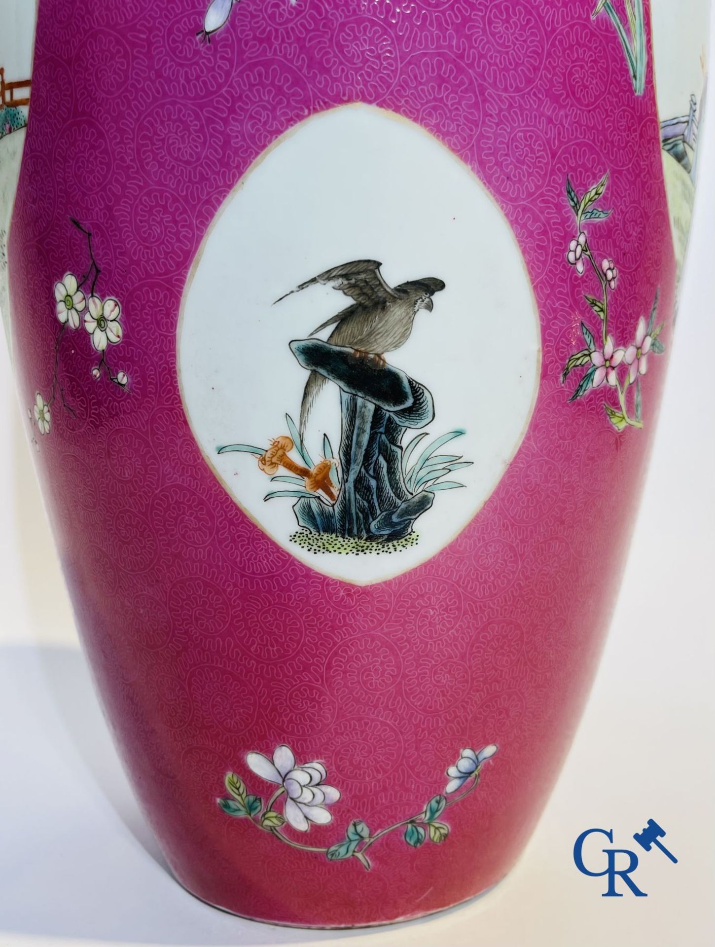 Chinese porcelain: A fine famille rose vase decorated on a red ruby background in sgraffito techniqu - Image 14 of 23
