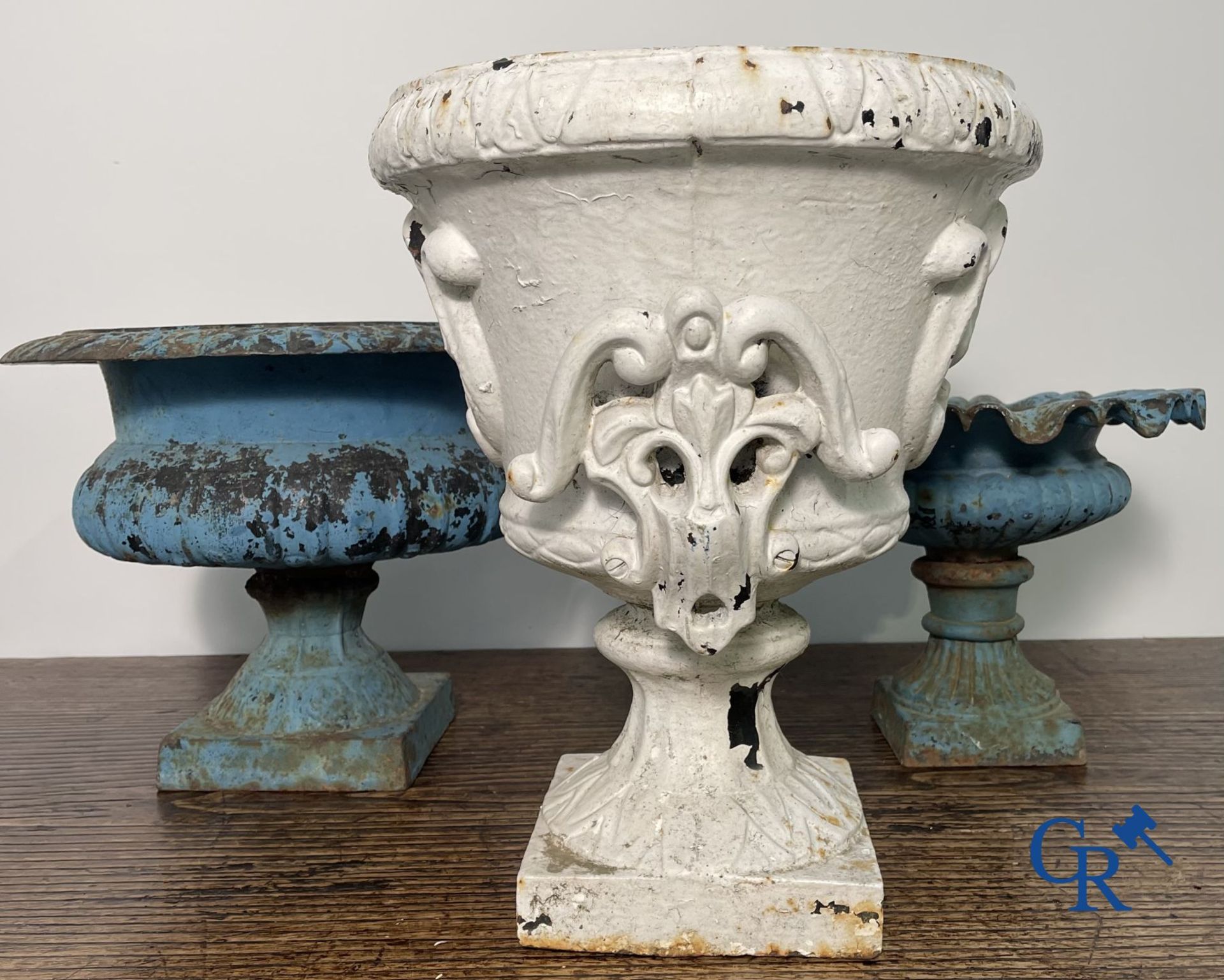 4 cast iron garden vases. - Bild 5 aus 9