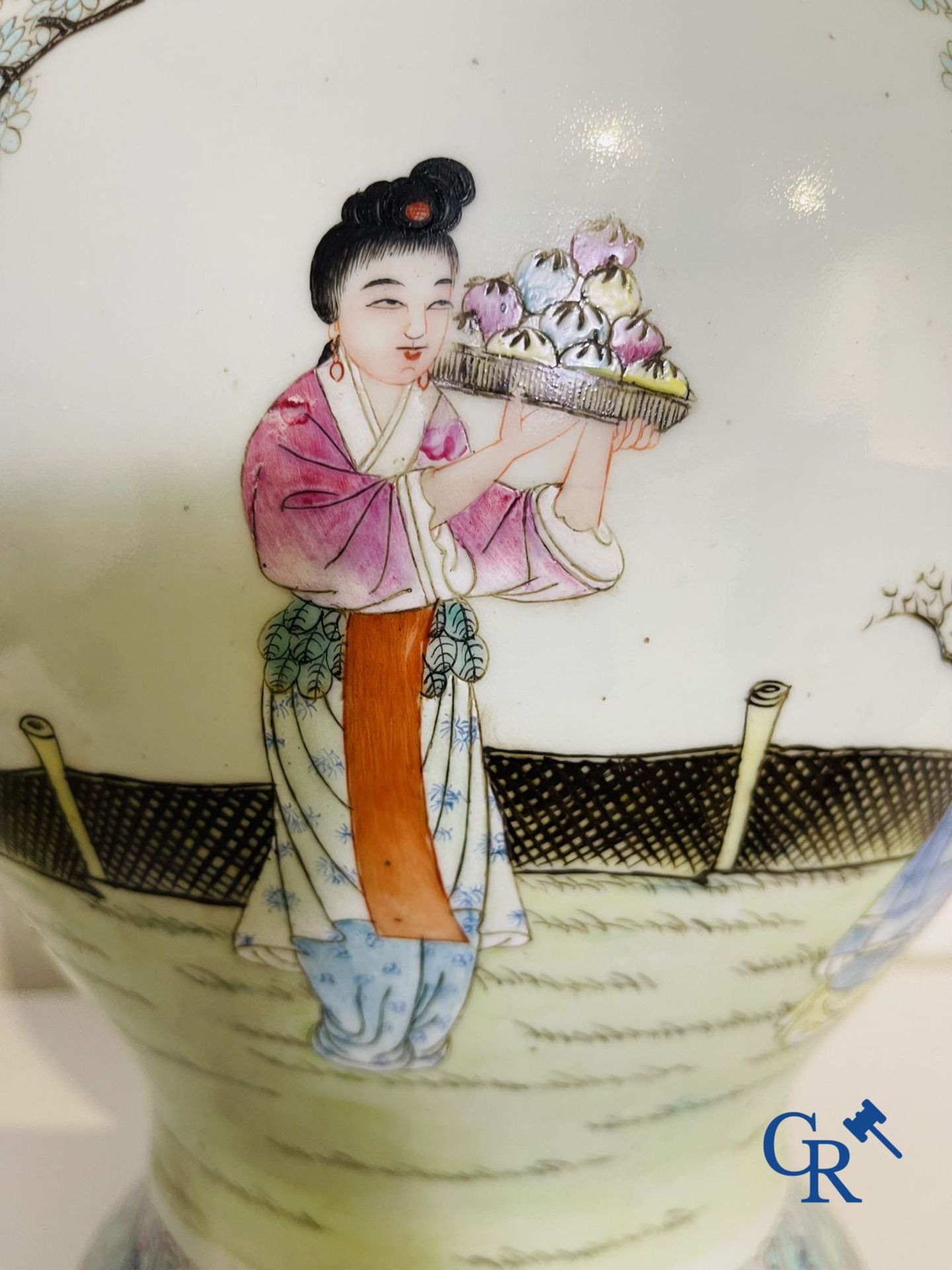 Chinese Porcelain: A Chinese famille rose lidded vase depicting Shou Lao. - Bild 10 aus 21