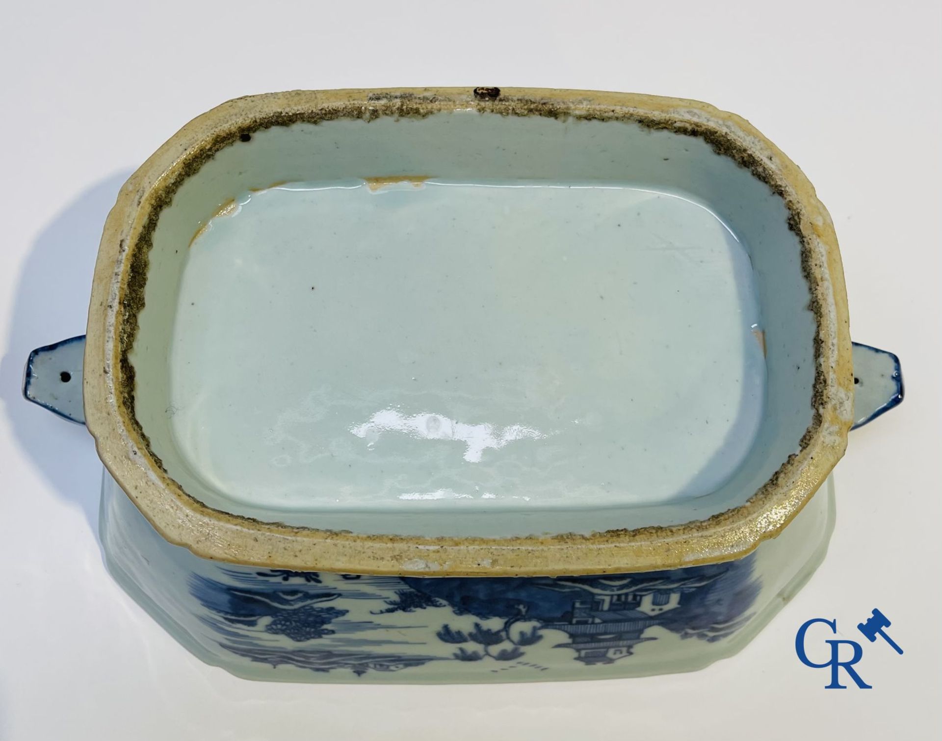 Chinese Porcelain: 2 tureens and a saucer in Chinese porcelain. - Image 11 of 20