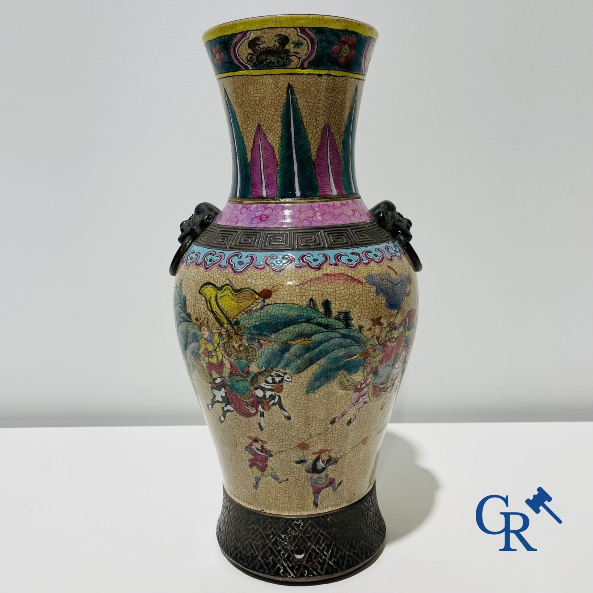 Asian art: A Chinese Nanking famille rose crackle vase with warrior decor. 19th century. - Image 3 of 13