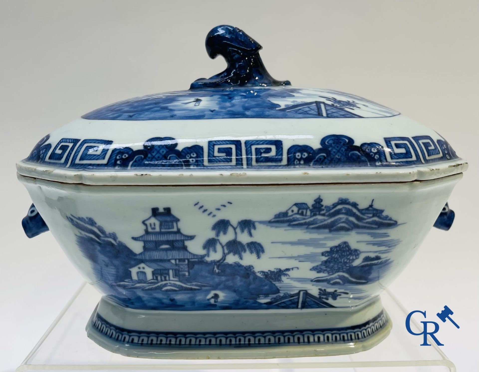 Chinese Porcelain: 2 tureens and a saucer in Chinese porcelain. - Image 5 of 20