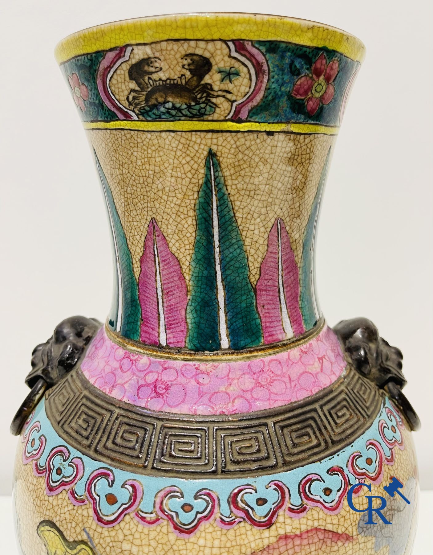 Asian art: A Chinese Nanking famille rose crackle vase with warrior decor. 19th century. - Image 4 of 13