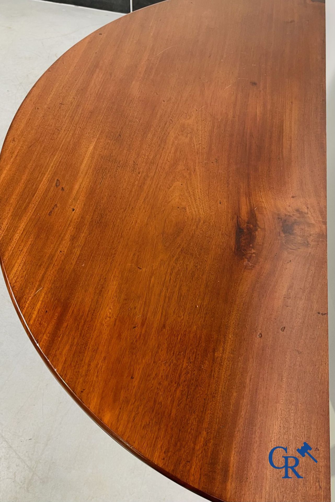 Furniture: fold-out crescent-shaped mahogany table. Directoire period. - Image 3 of 9