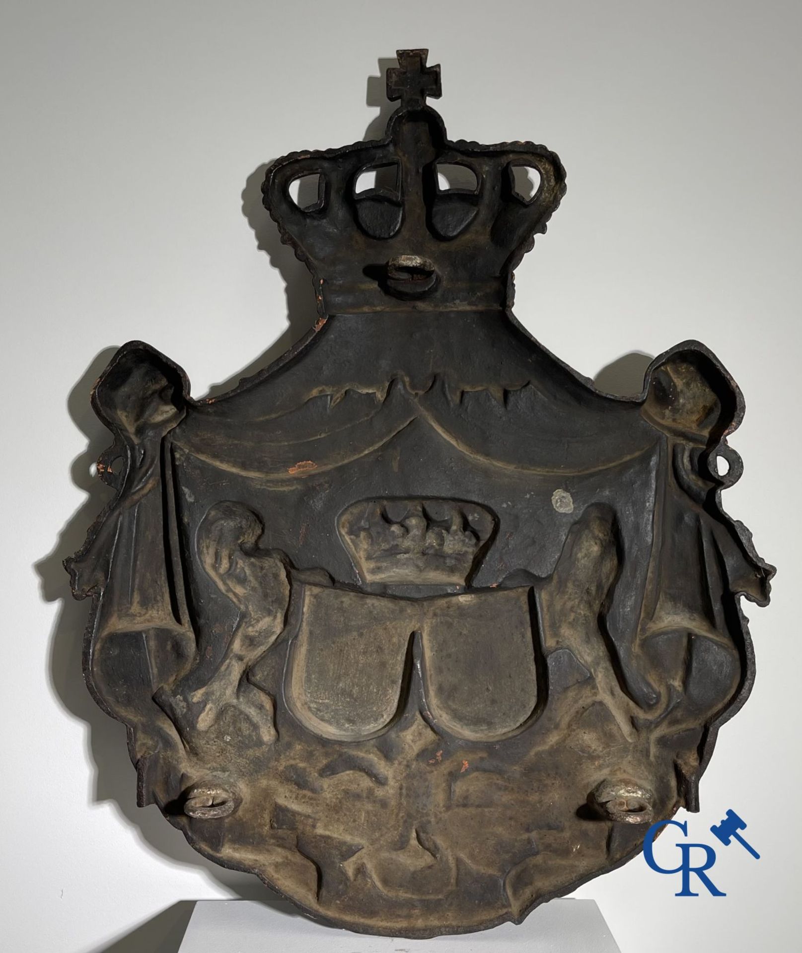 Exceptionally Royal Coat of Arms in dented and polychrome cast iron. the Netherlands, 19th century. - Bild 12 aus 13
