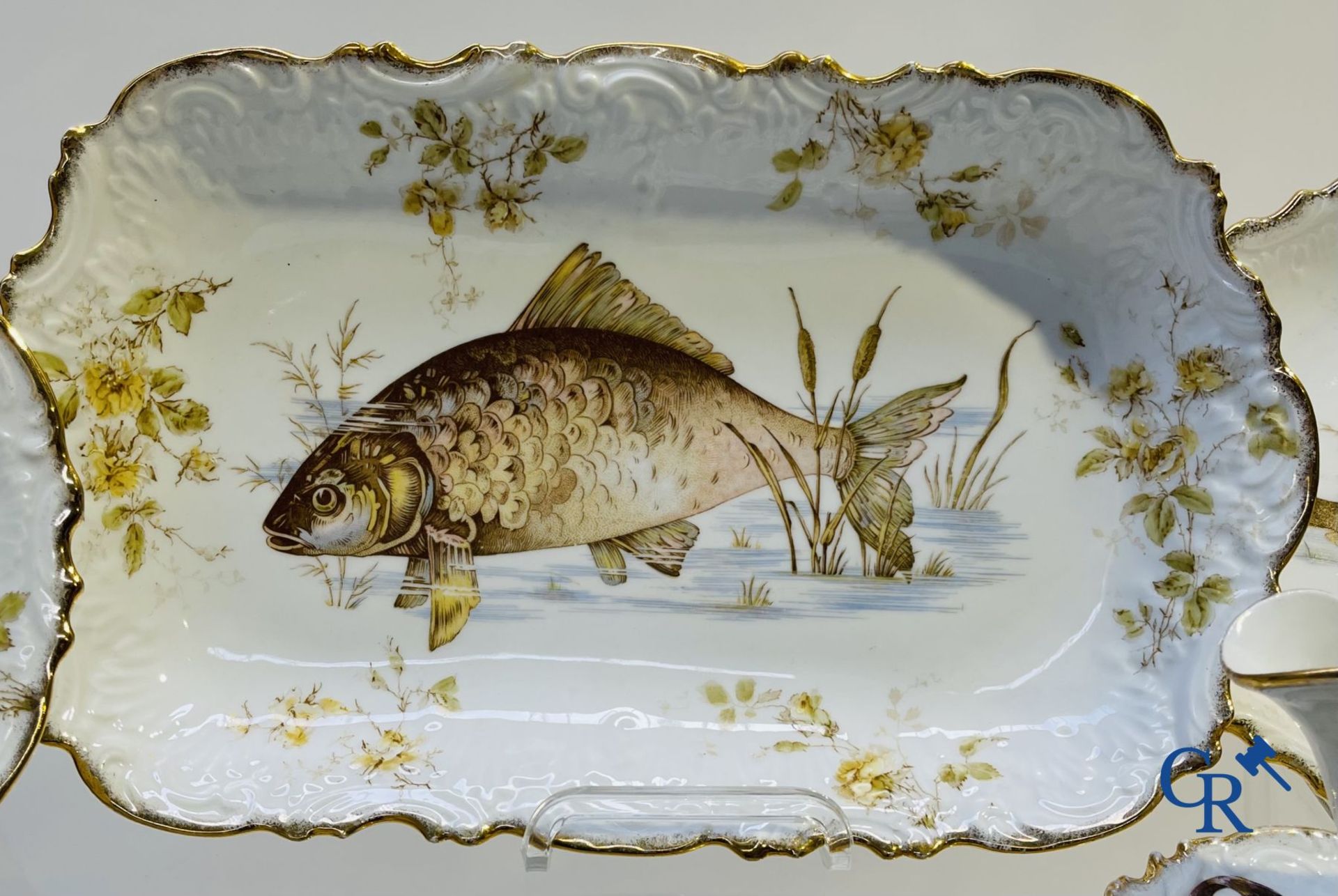 Extraordinary tableware in Brussels porcelain with a theme of freshwater fish. - Bild 8 aus 17