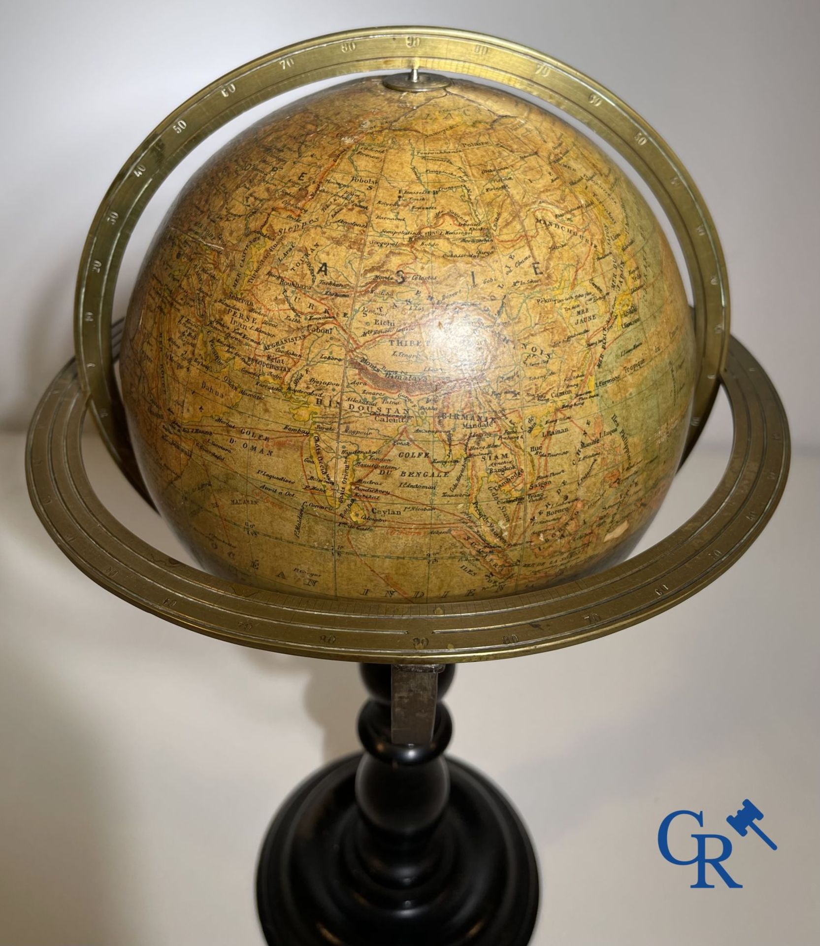 An antique globe with meridian circle on a black lacquered wooden base. 19th century. - Bild 8 aus 10