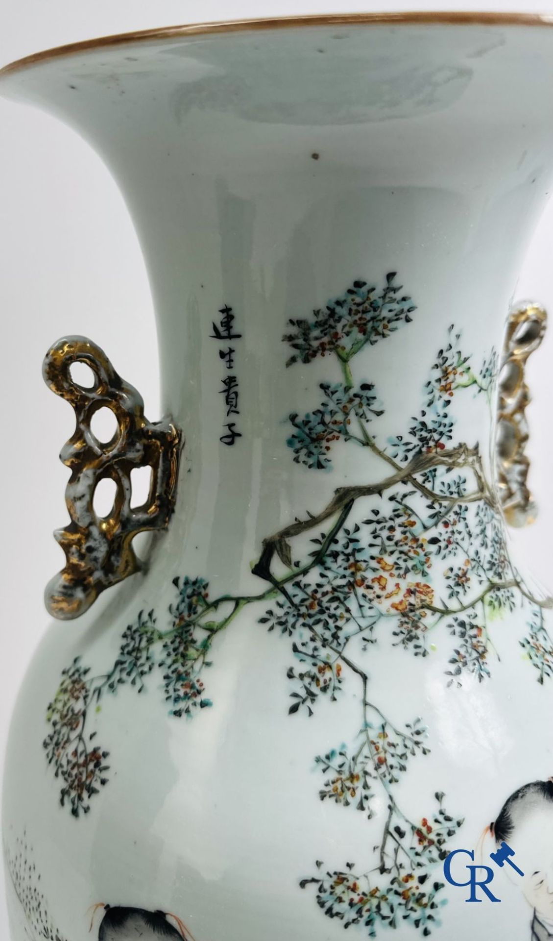 Chinese porcelain: Chinese vase with a decor of 7 children playing in a garden. - Bild 5 aus 14