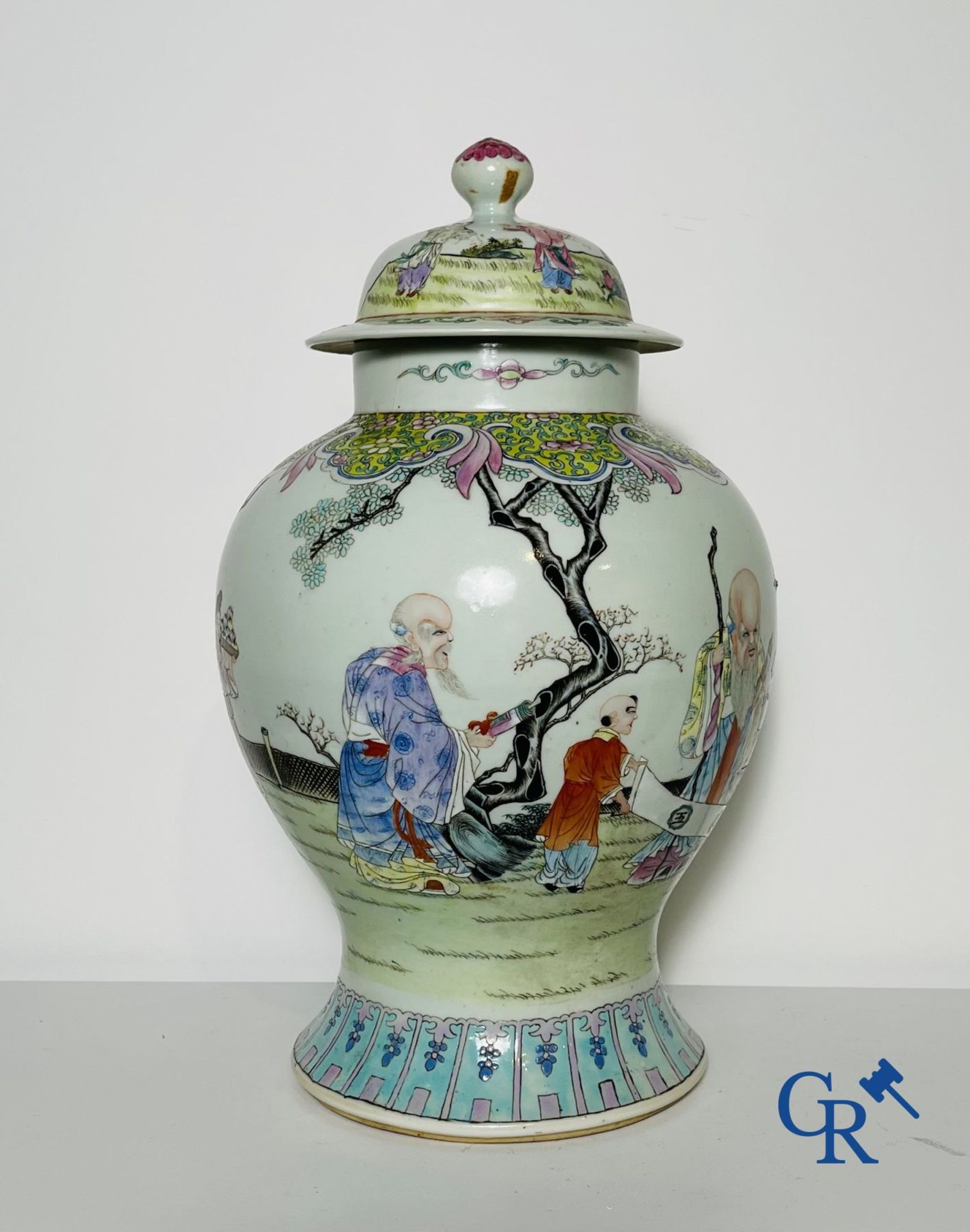 Chinese Porcelain: A Chinese famille rose lidded vase depicting Shou Lao. - Bild 4 aus 21