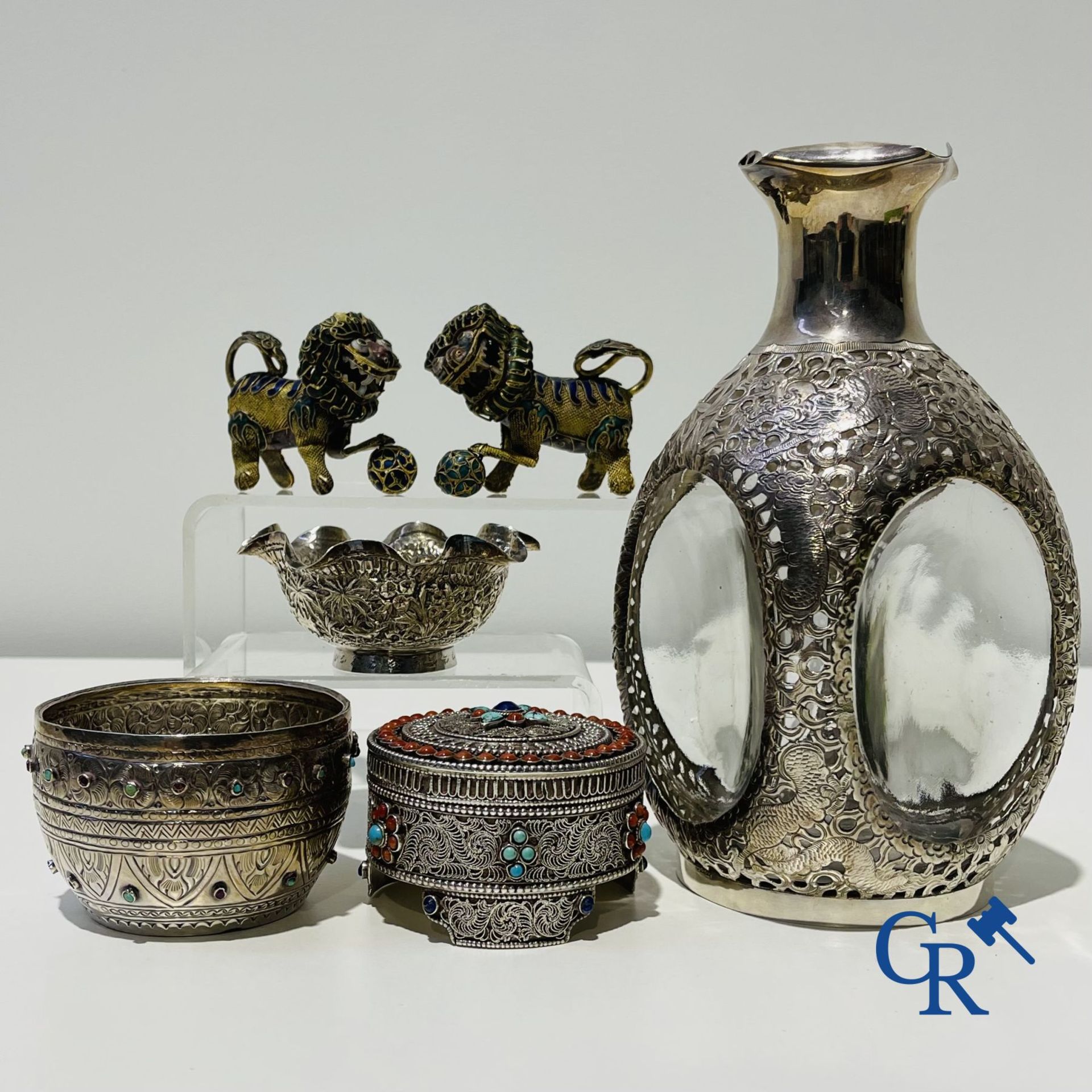 A lot with various silver objects and a pair of Buddhist enamelled copper lions.
