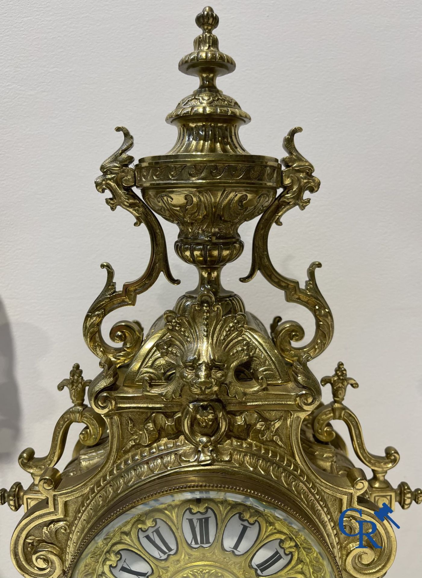 A three-part bronze fireplace clockset in Renaissance style and 2 painted tin and bronze pendant clo - Bild 5 aus 8
