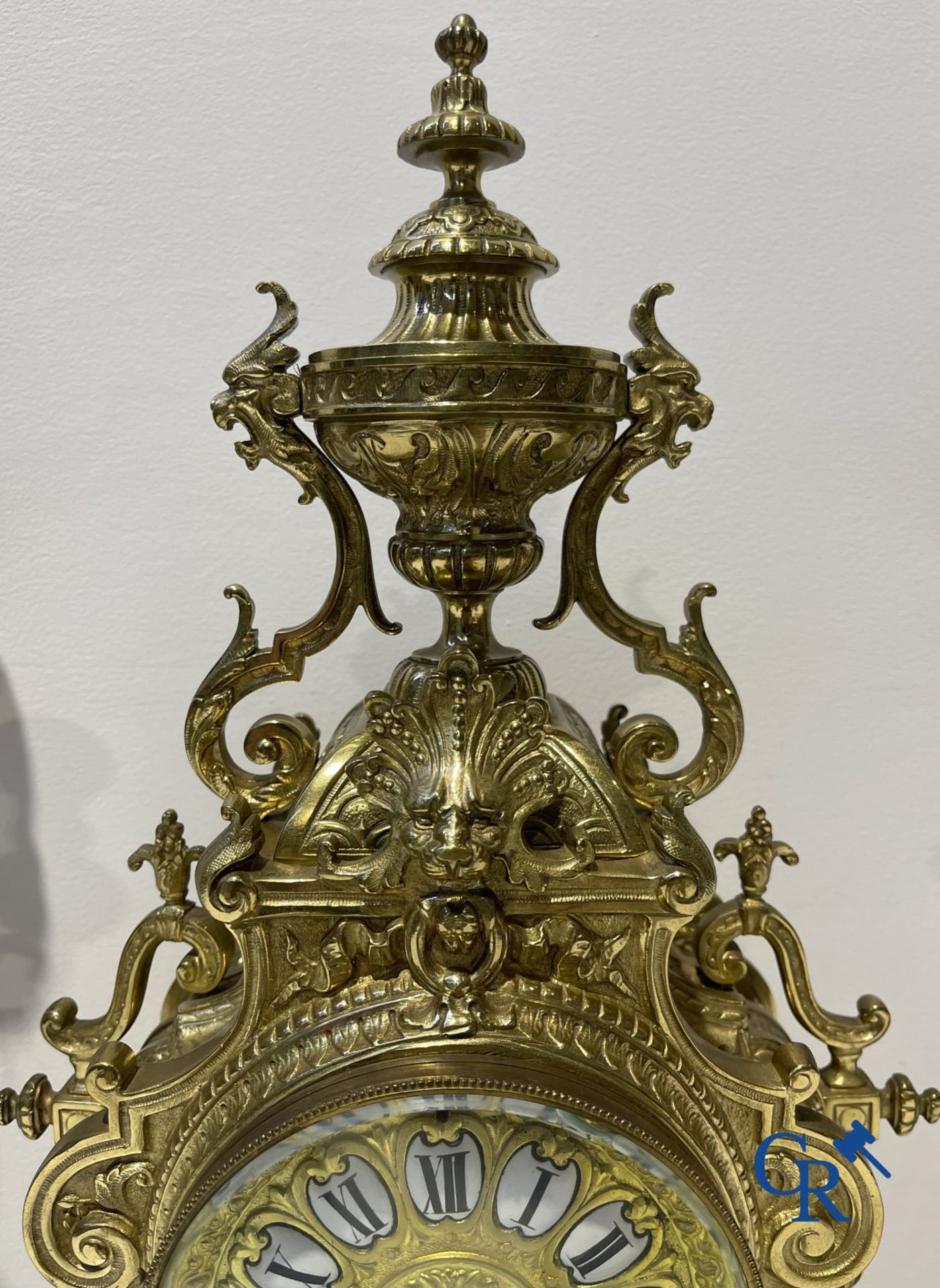 A three-part bronze fireplace clockset in Renaissance style and 2 painted tin and bronze pendant clo - Image 5 of 8