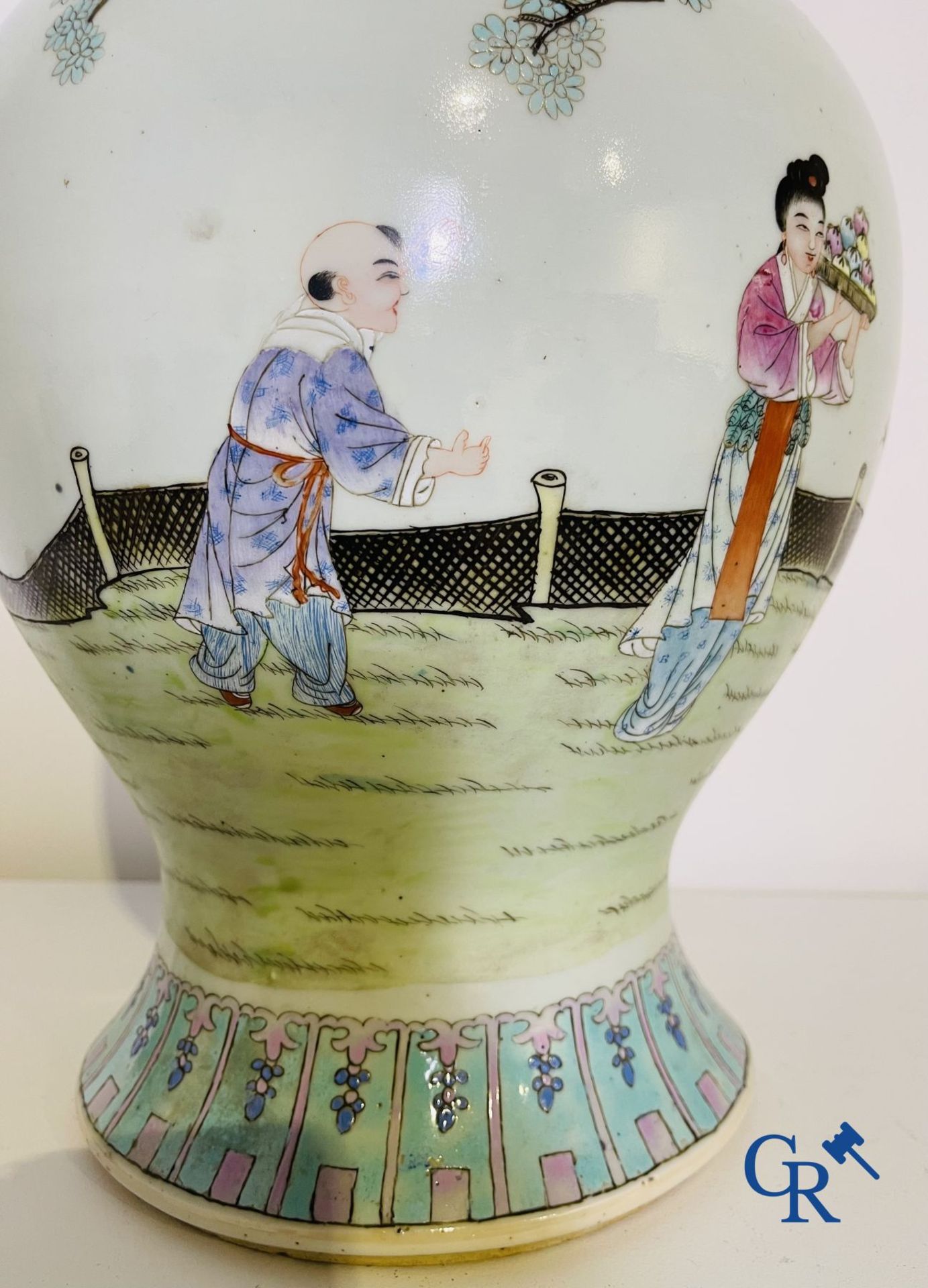 Chinese Porcelain: A Chinese famille rose lidded vase depicting Shou Lao. - Bild 9 aus 21