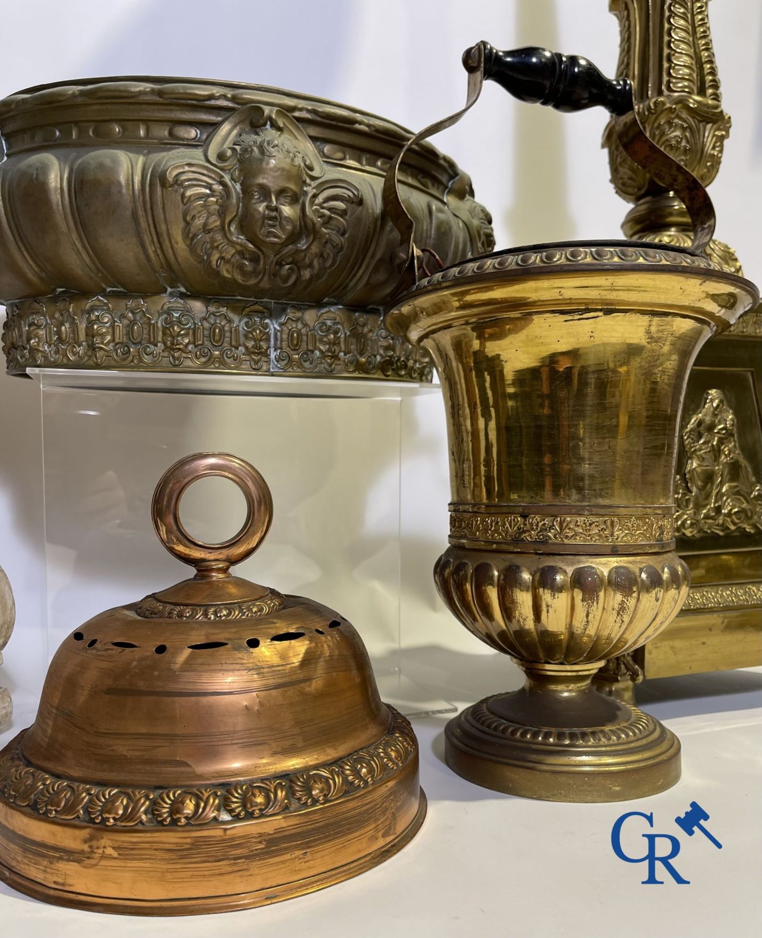 Lot of religious objects in wood and copper. 18th - 19th century. 4 candlesticks, a copper jardinier - Image 7 of 16