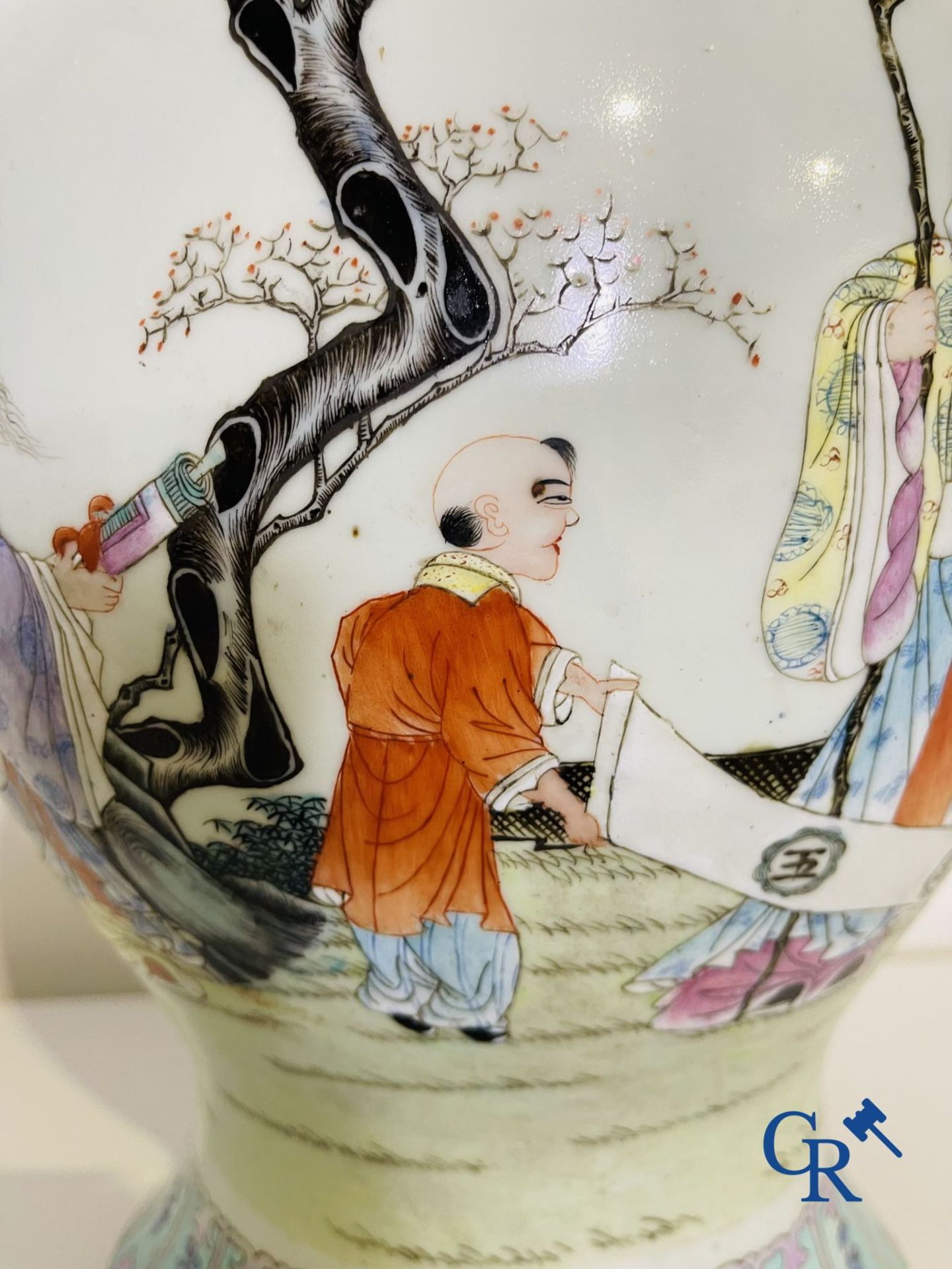 Chinese Porcelain: A Chinese famille rose lidded vase depicting Shou Lao. - Bild 12 aus 21