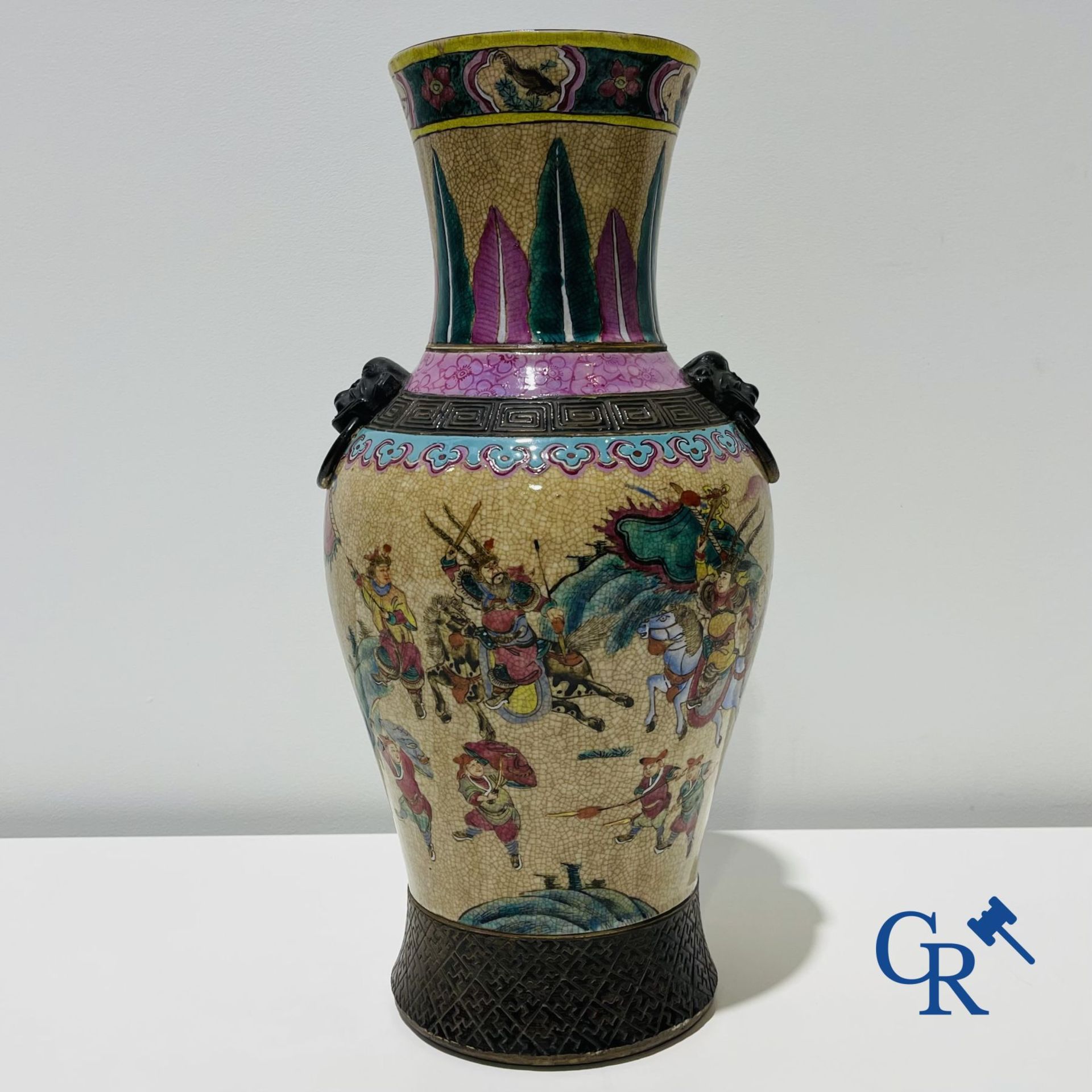 Asian art: A Chinese Nanking famille rose crackle vase with warrior decor. 19th century. - Image 2 of 13