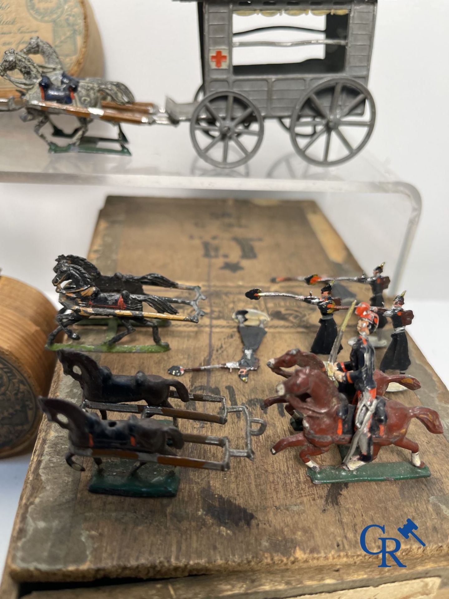 Antique toys: Large lot of tin soldiers and carriages. Heinrichsen in Nuremberg. - Image 14 of 15