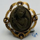 Jewellery: Large gold brooch 18K (750°/00) with a representation of a goddess. (good condition - mar