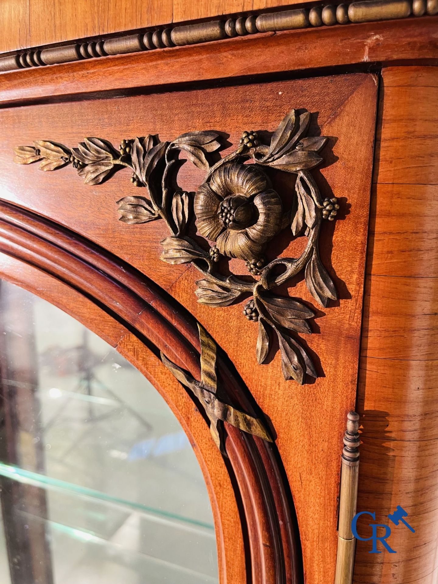 Display cabinet in LXVI style with bronze fittings. period 1900-1920 - Bild 7 aus 17