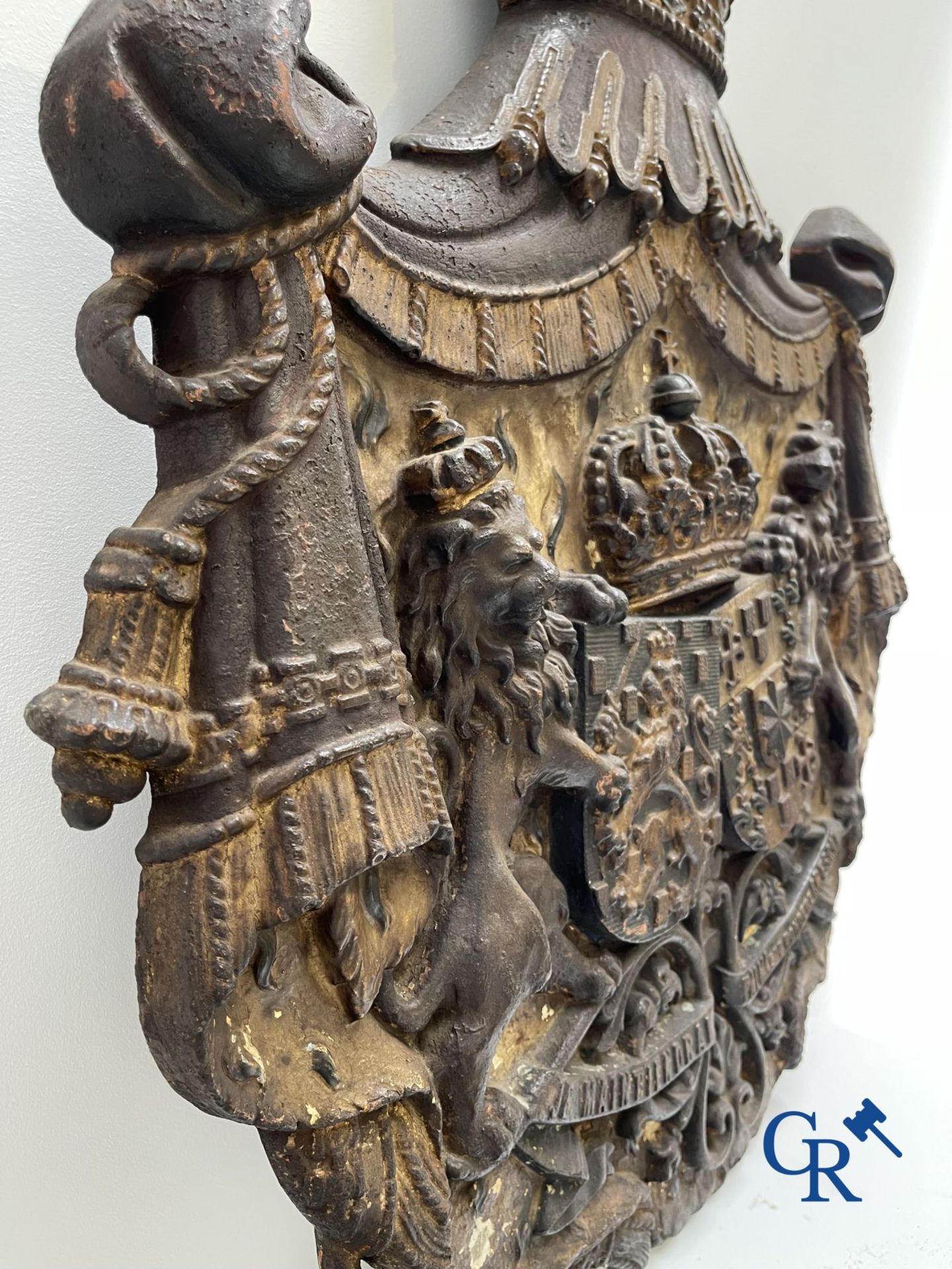 Exceptionally Royal Coat of Arms in dented and polychrome cast iron. the Netherlands, 19th century. - Bild 2 aus 13