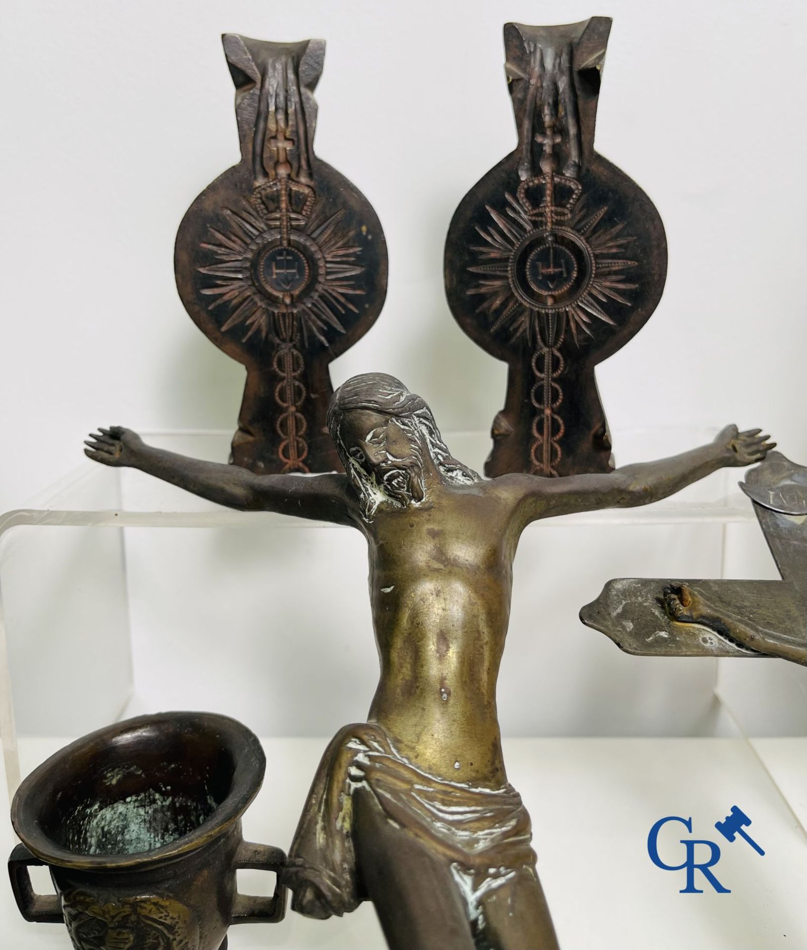 A lot with various religious objects in bronze and metal: corpuses, mortar, etc. 17th-18th-19th cent - Image 2 of 18