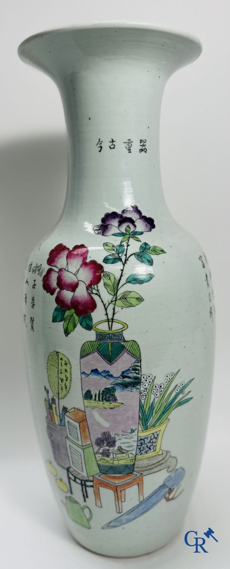 Chinese Porcelain: Chinese vase with a double decor of characters and antiques. - Bild 8 aus 17