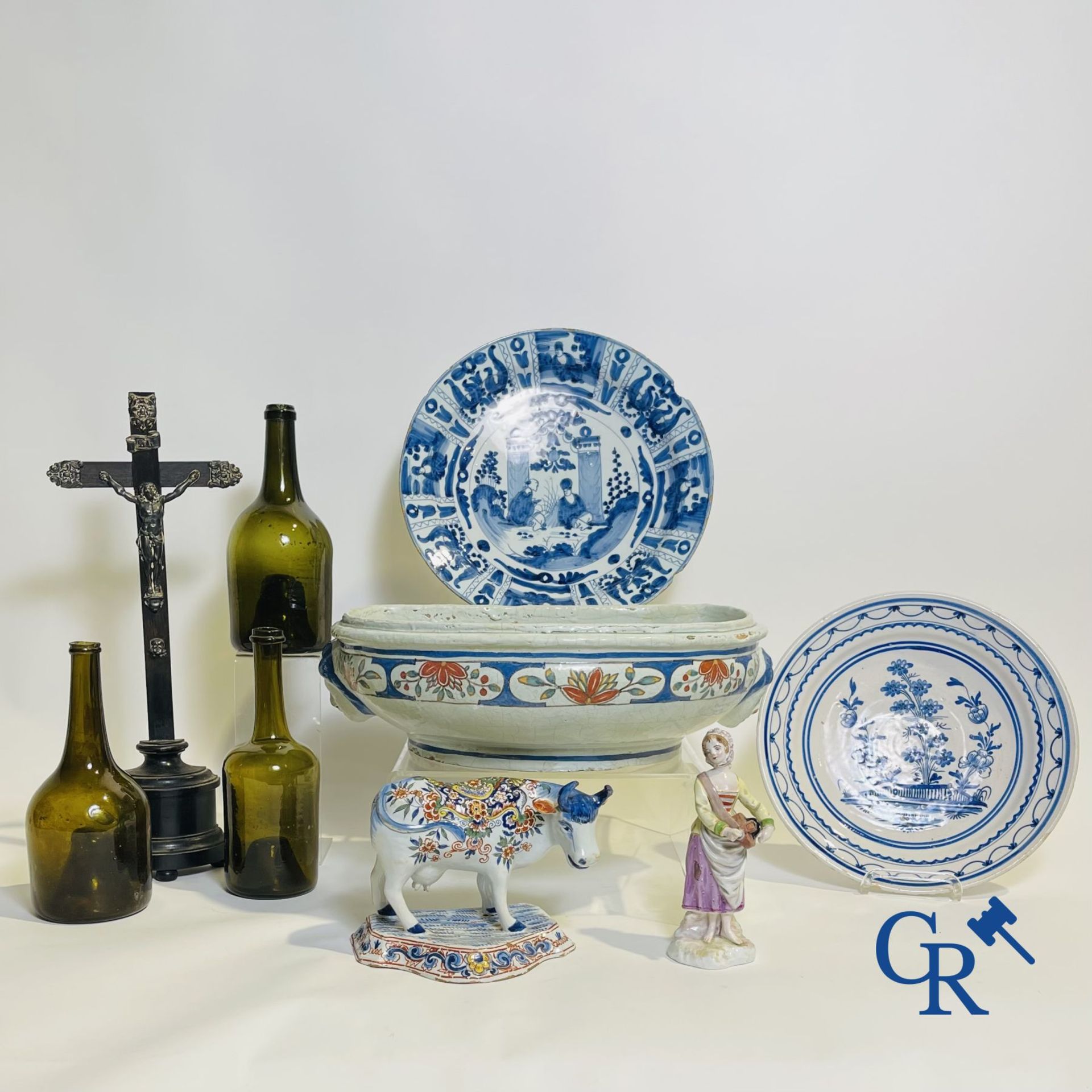 A part of a North French fountain and various pieces in faience and various antiques. - Bild 22 aus 22