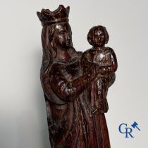 Wooden statue: Mary with child.