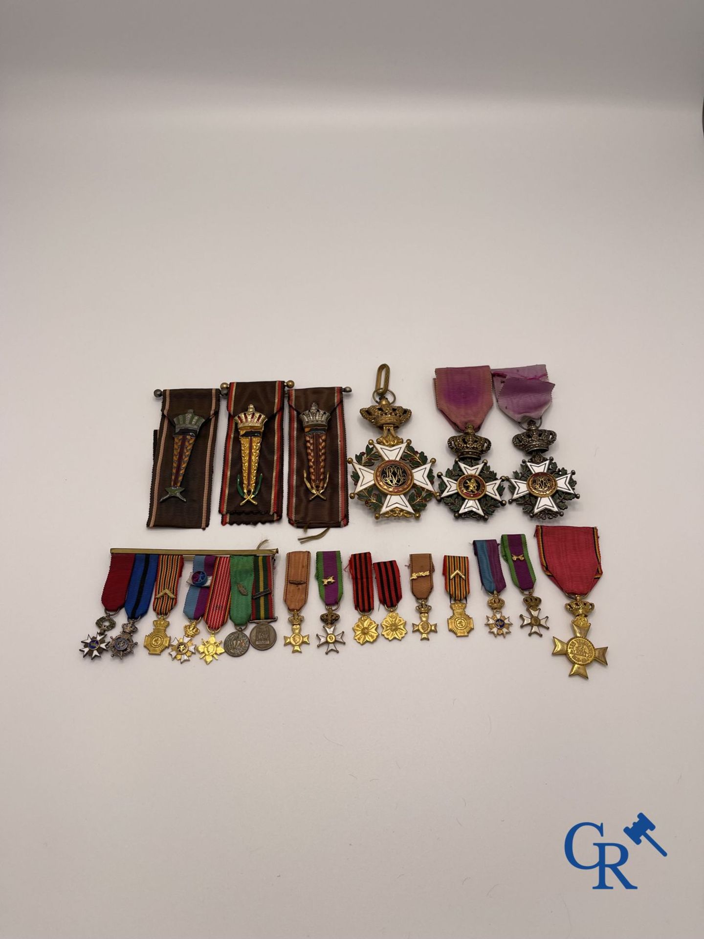 Medals / Decorations: Beautiful lot various honor badges/decorations and miniature decorations.