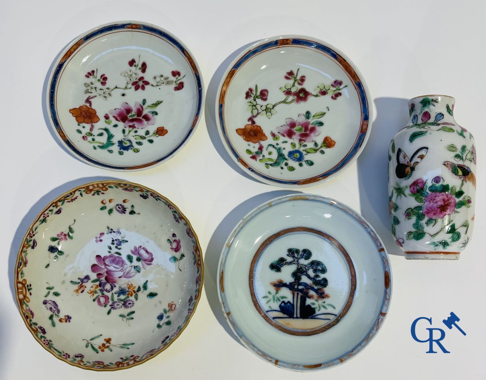 Chinese porcelain: 16 pieces of 18th and 19th century Chinese porcelain. - Image 19 of 33