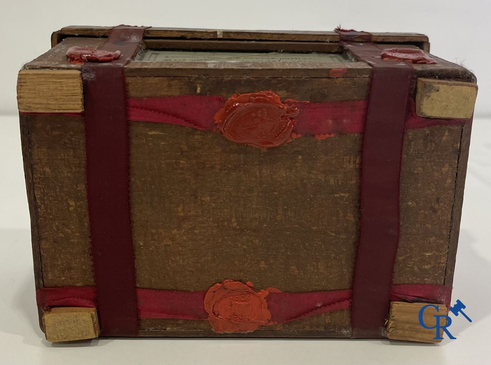 An antique wooden reliquary sealed with wax seals. Early 19th century. - Bild 14 aus 15