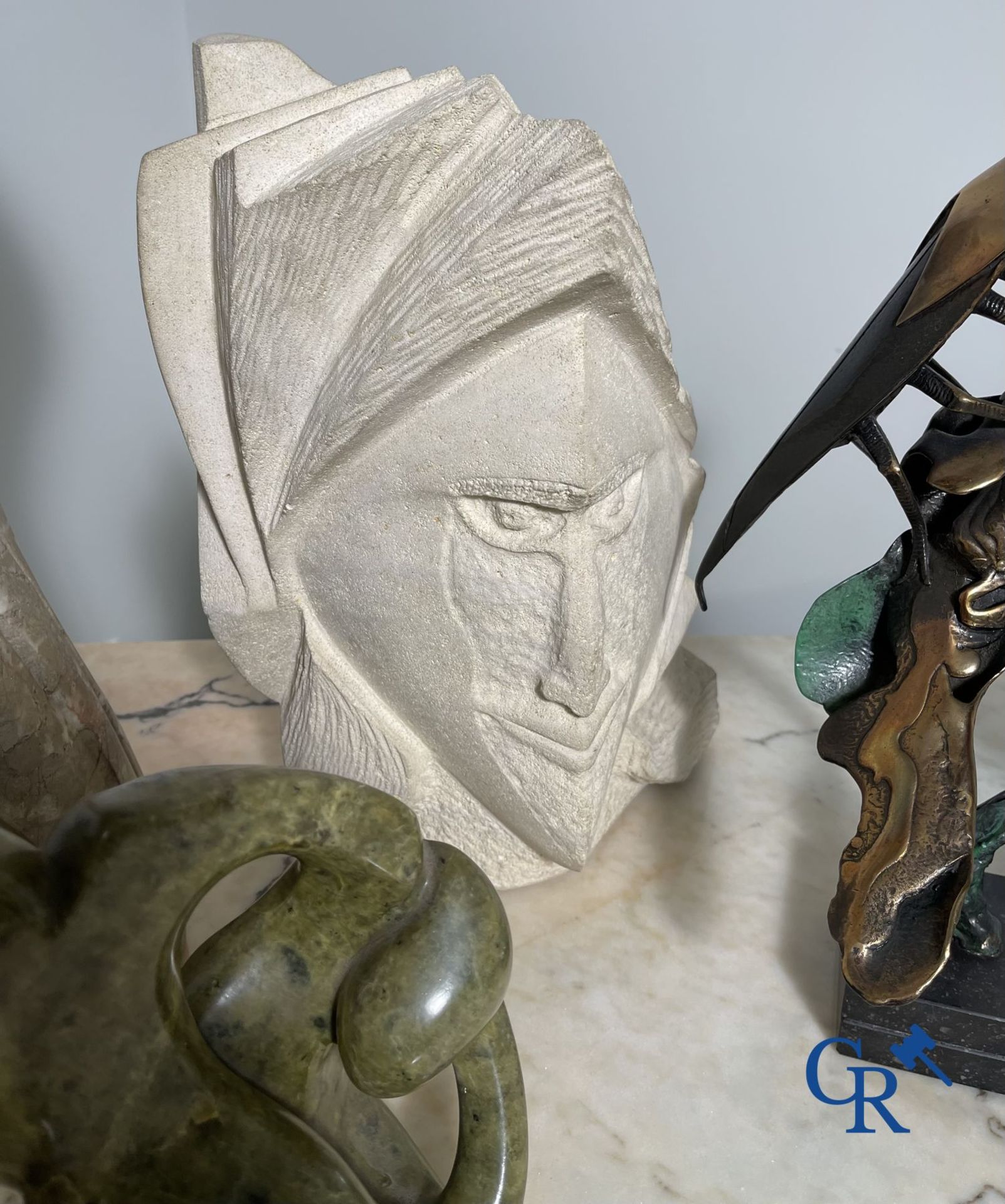 7 modern sculptures in bronze, marble and white stone. - Bild 3 aus 13
