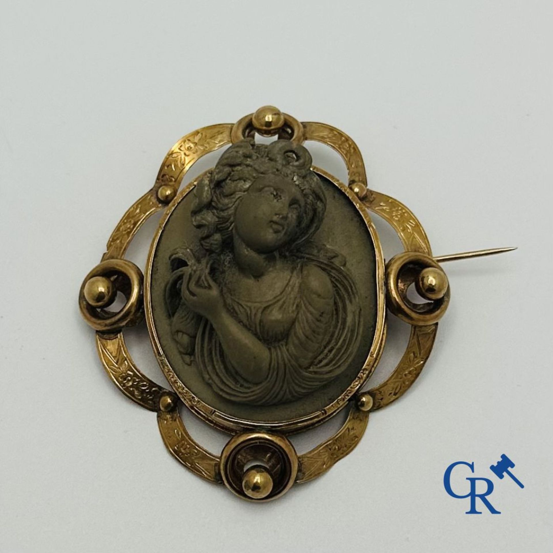 Jewellery: Large gold brooch 18K (750°/00) with a representation of a goddess. (good condition - mar - Bild 6 aus 6