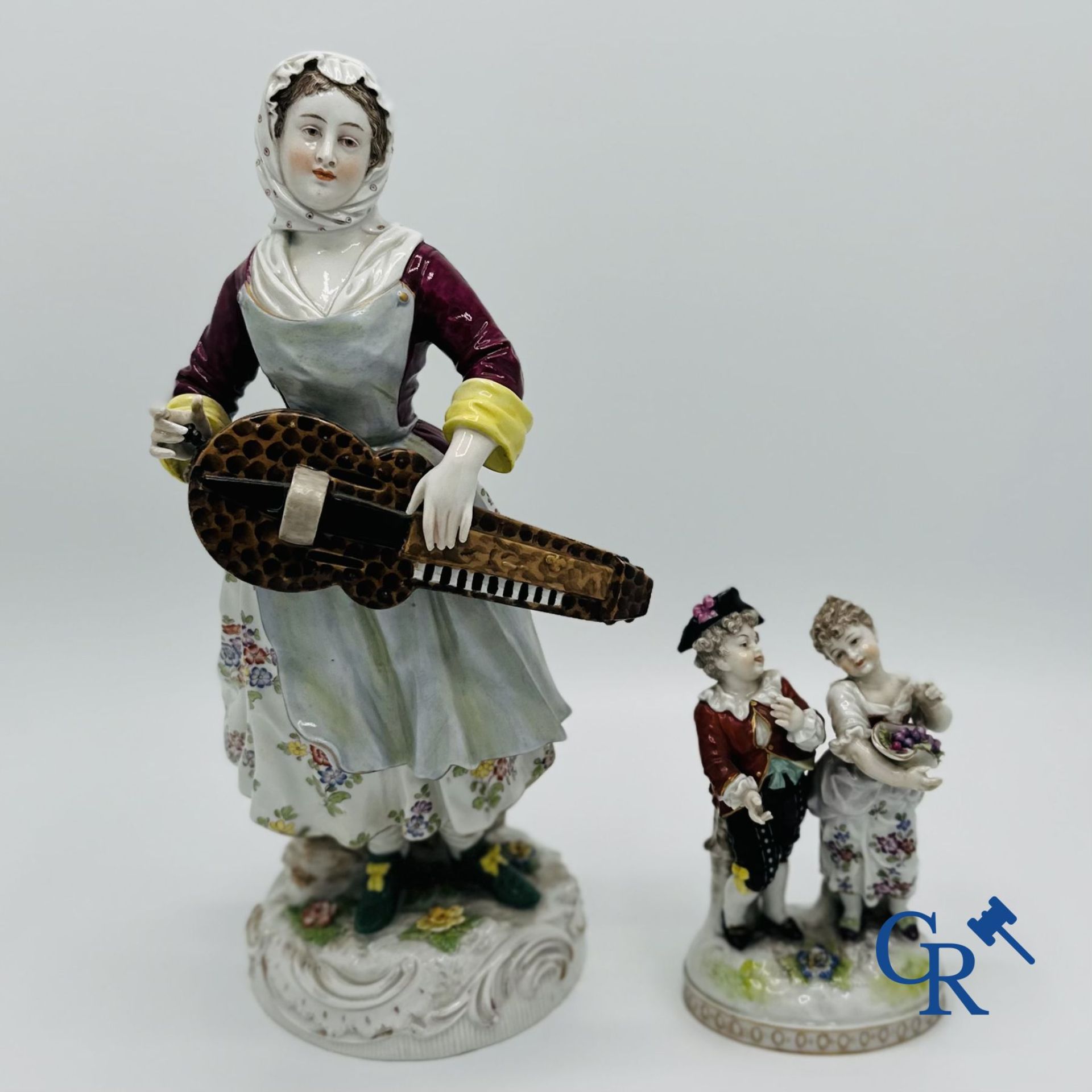 German porcelain. 2 Groups in German porcelain. 19th century.