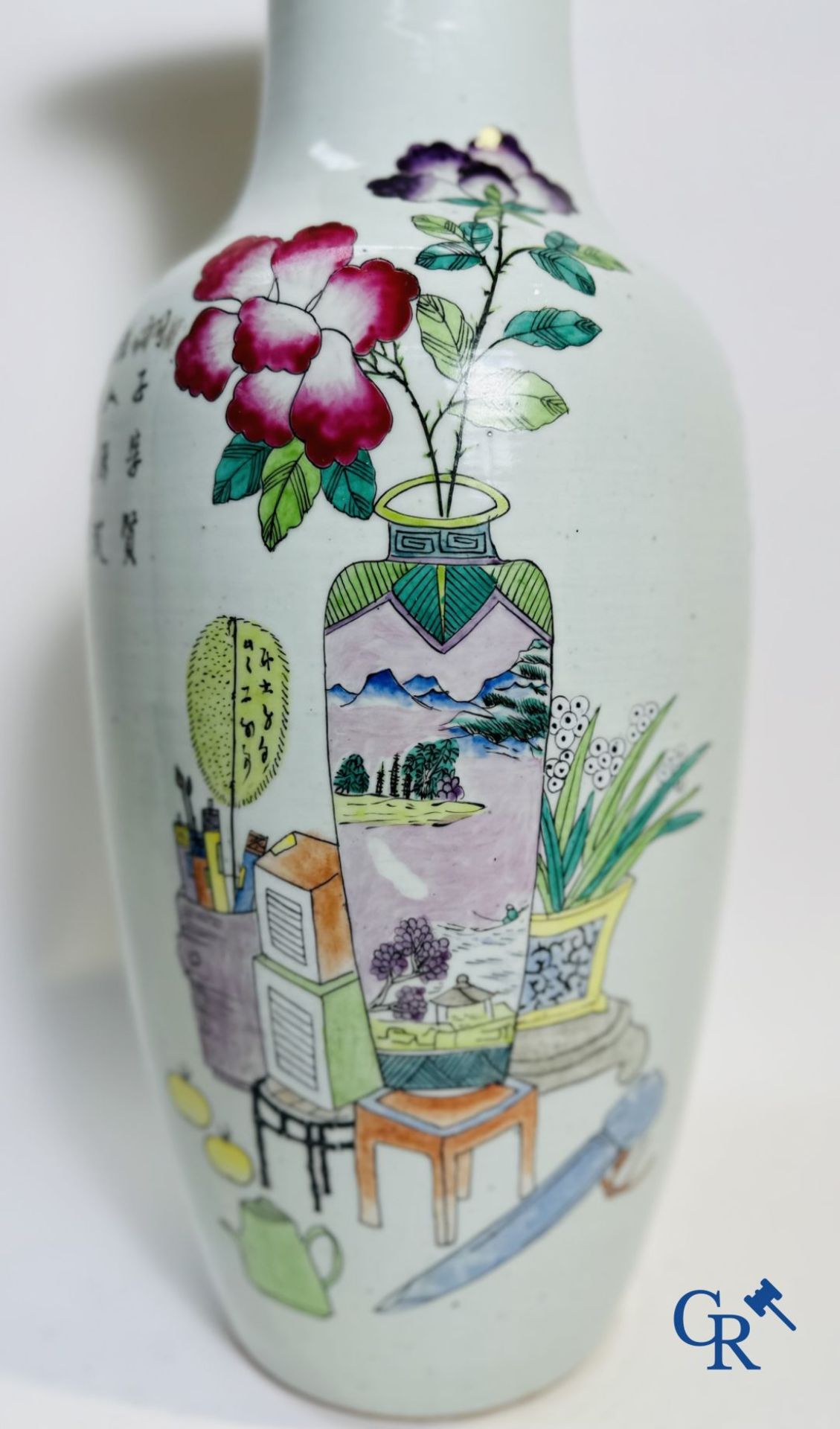 Chinese Porcelain: Chinese vase with a double decor of characters and antiques. - Bild 3 aus 17